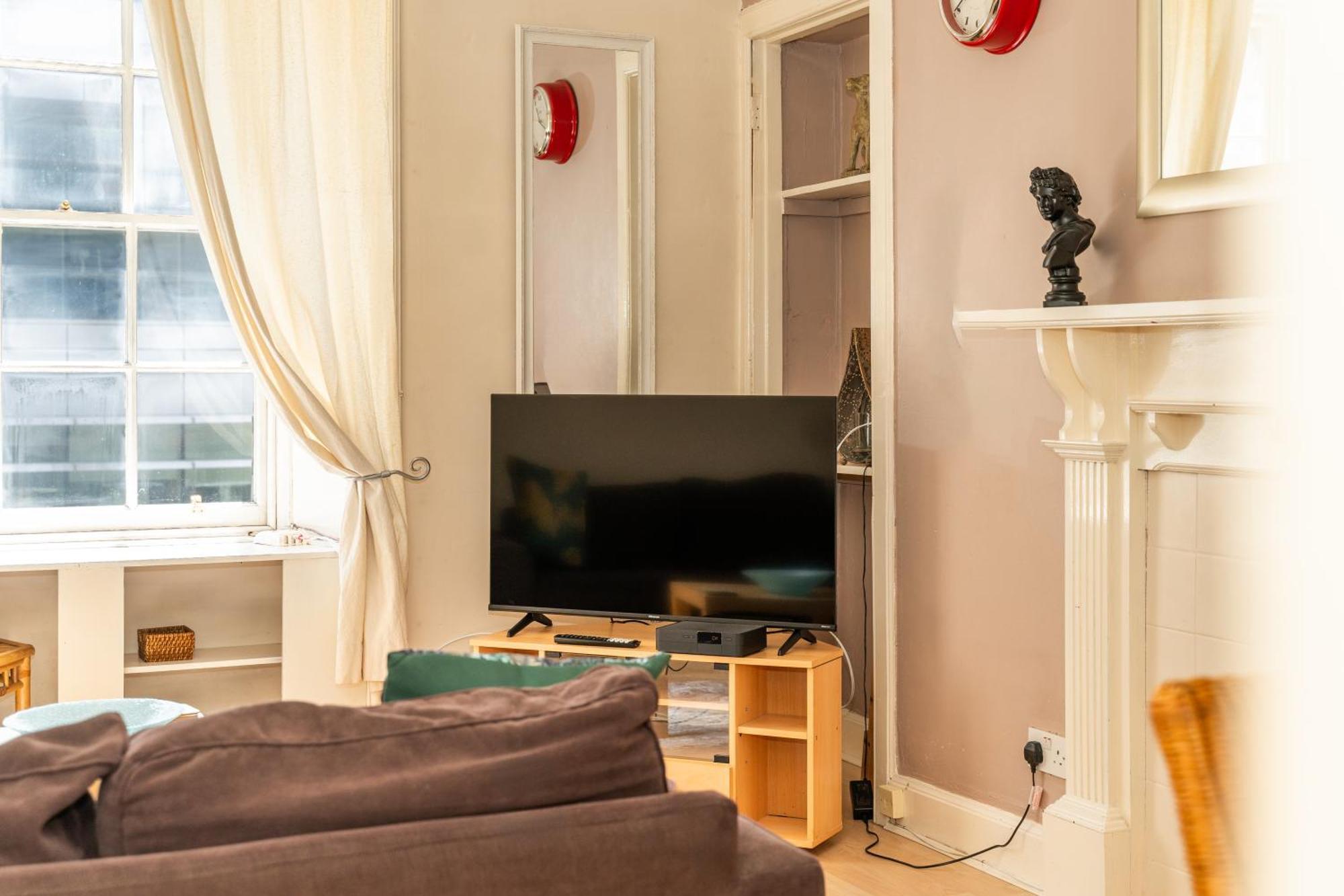 Charming 2bd Flat 10 Minutes To Castle Apartment *