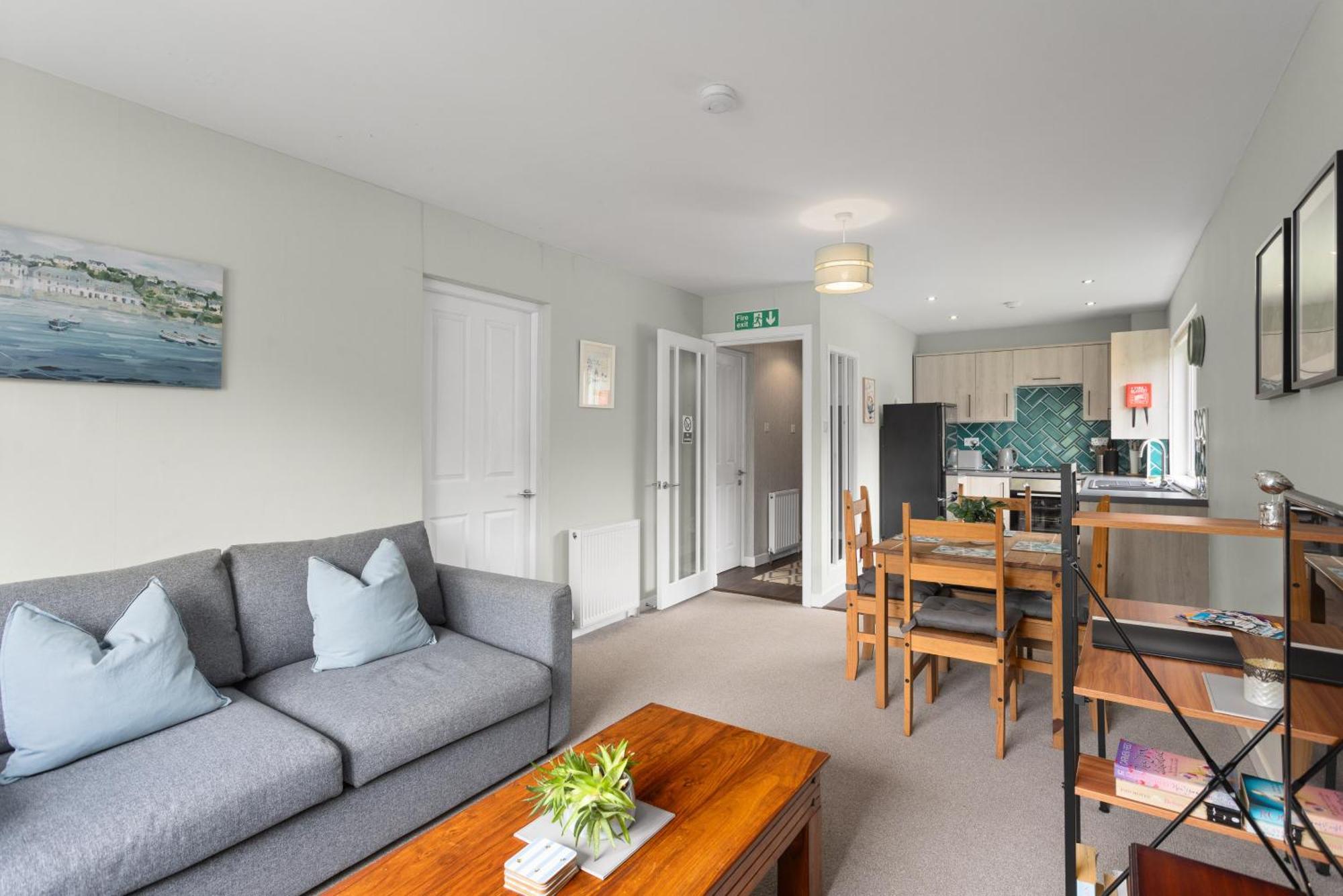 Modern Flat Near Murrayfield Stadium, Sleeps 4 *