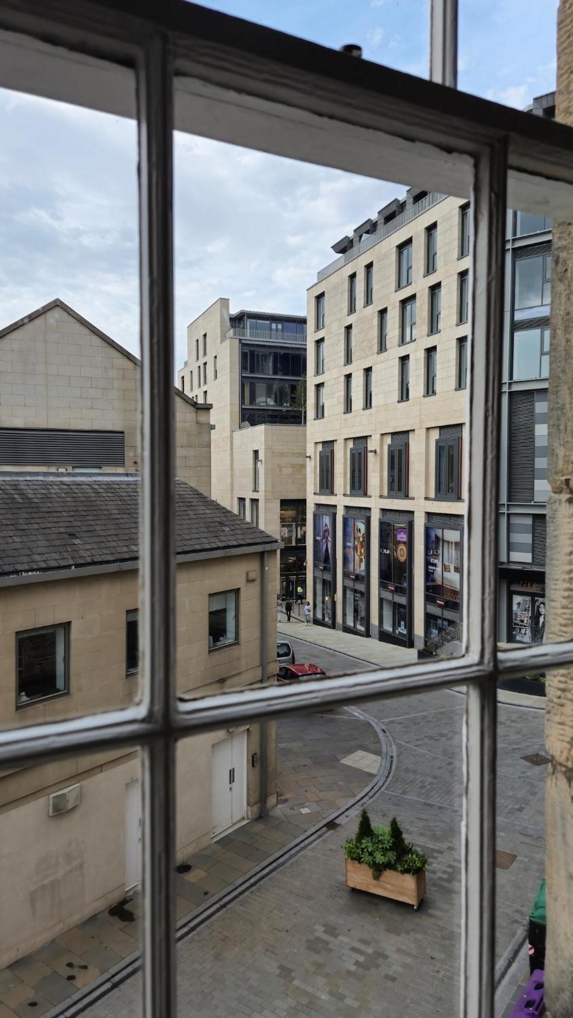 Heart Of The City- 3 Bedroom Oasis Apartment *