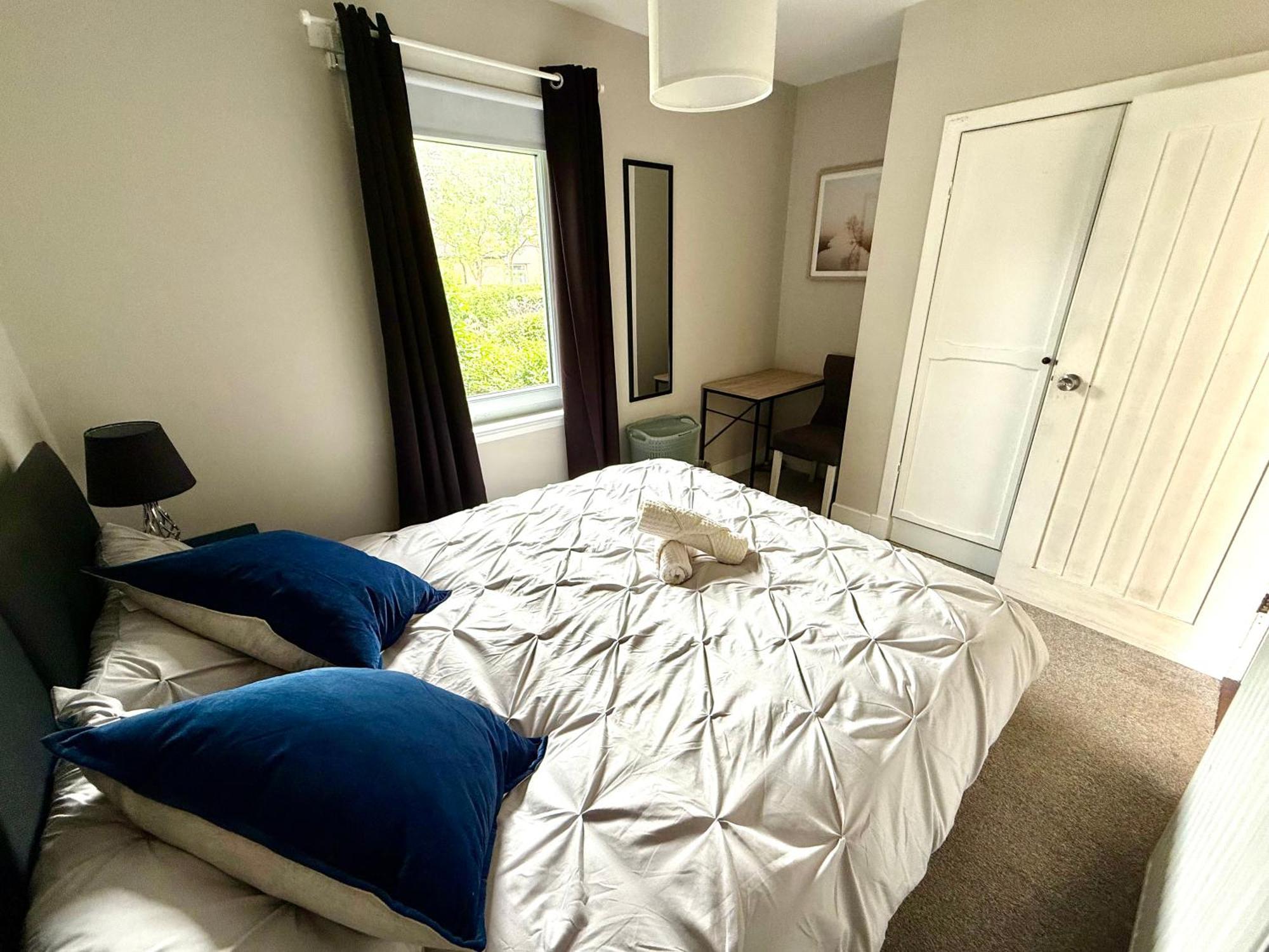 South Gyle House - Superfast Wifi And Free Parking - 7 Minutes To Airport Holiday home Edinburgh