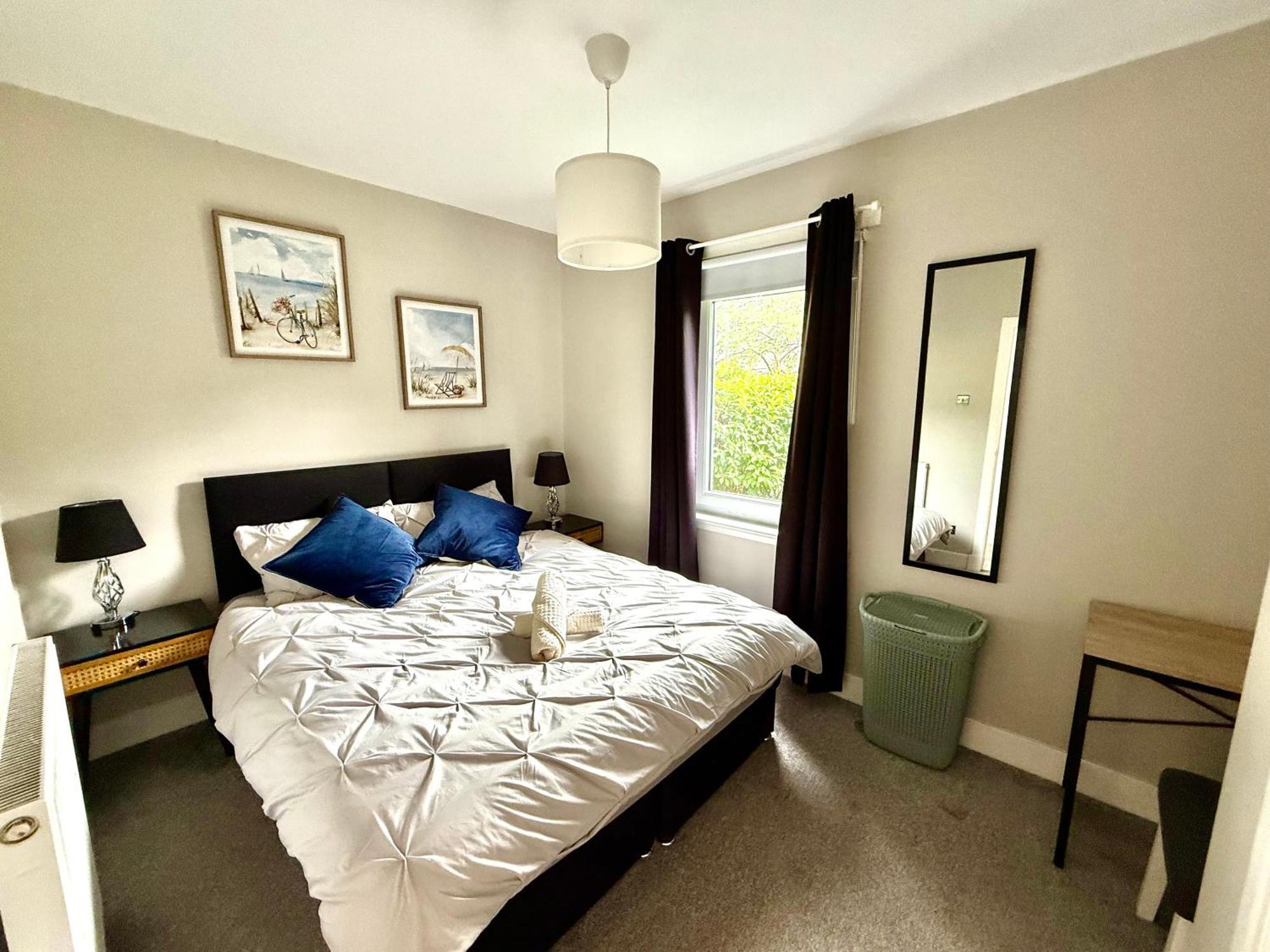 South Gyle House - Superfast Wifi And Free Parking - 7 Minutes To Airport Holiday home Edinburgh
