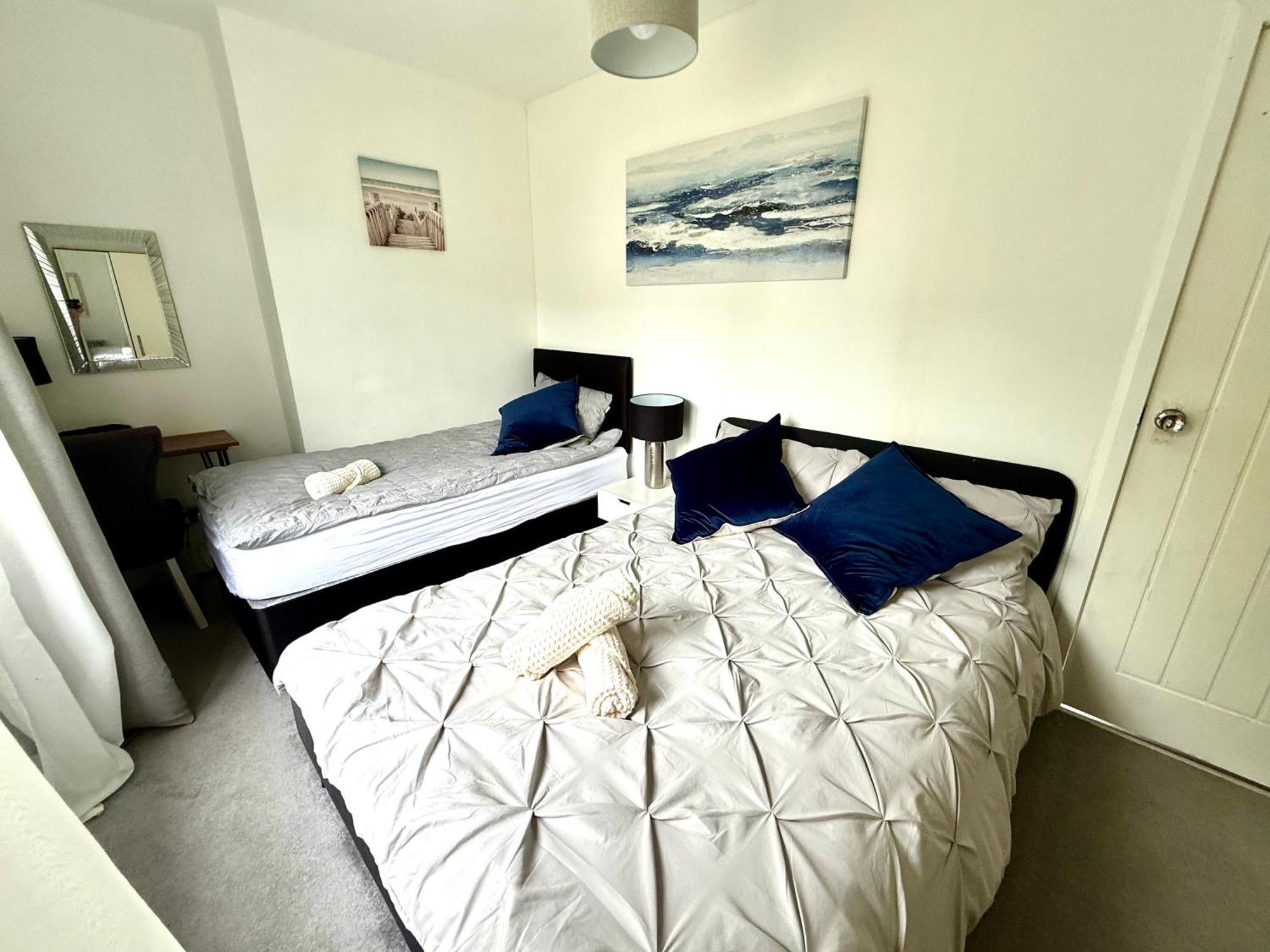 South Gyle House - Superfast Wifi And Free Parking - 7 Minutes To Airport Holiday home *