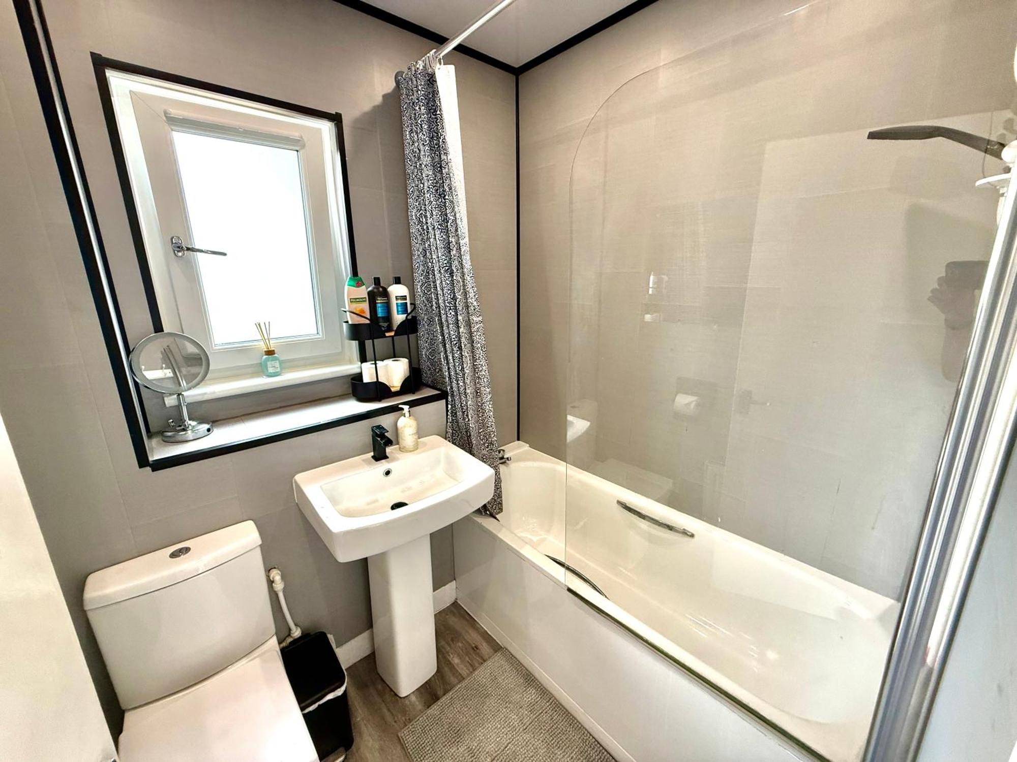 South Gyle House - Superfast Wifi And Free Parking - 7 Minutes To Airport
