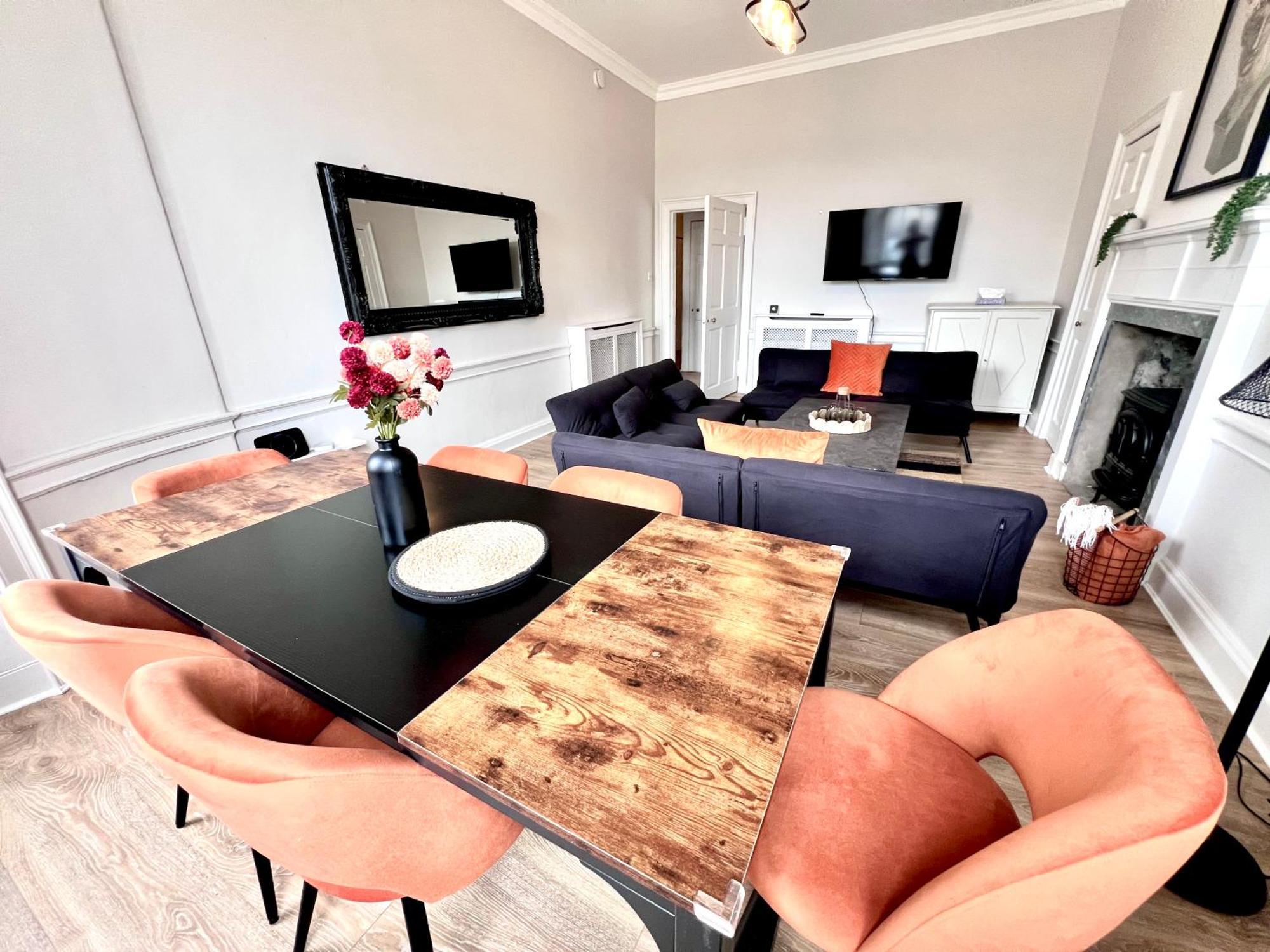 Apartment Heart Of The City- 3 Bedroom Oasis *