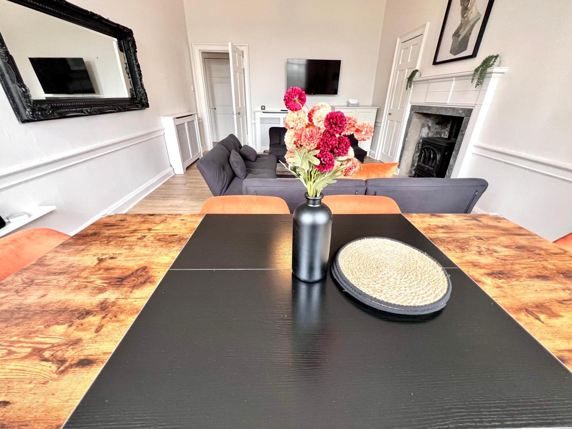 Apartment Heart Of The City- 3 Bedroom Oasis Edinburgh