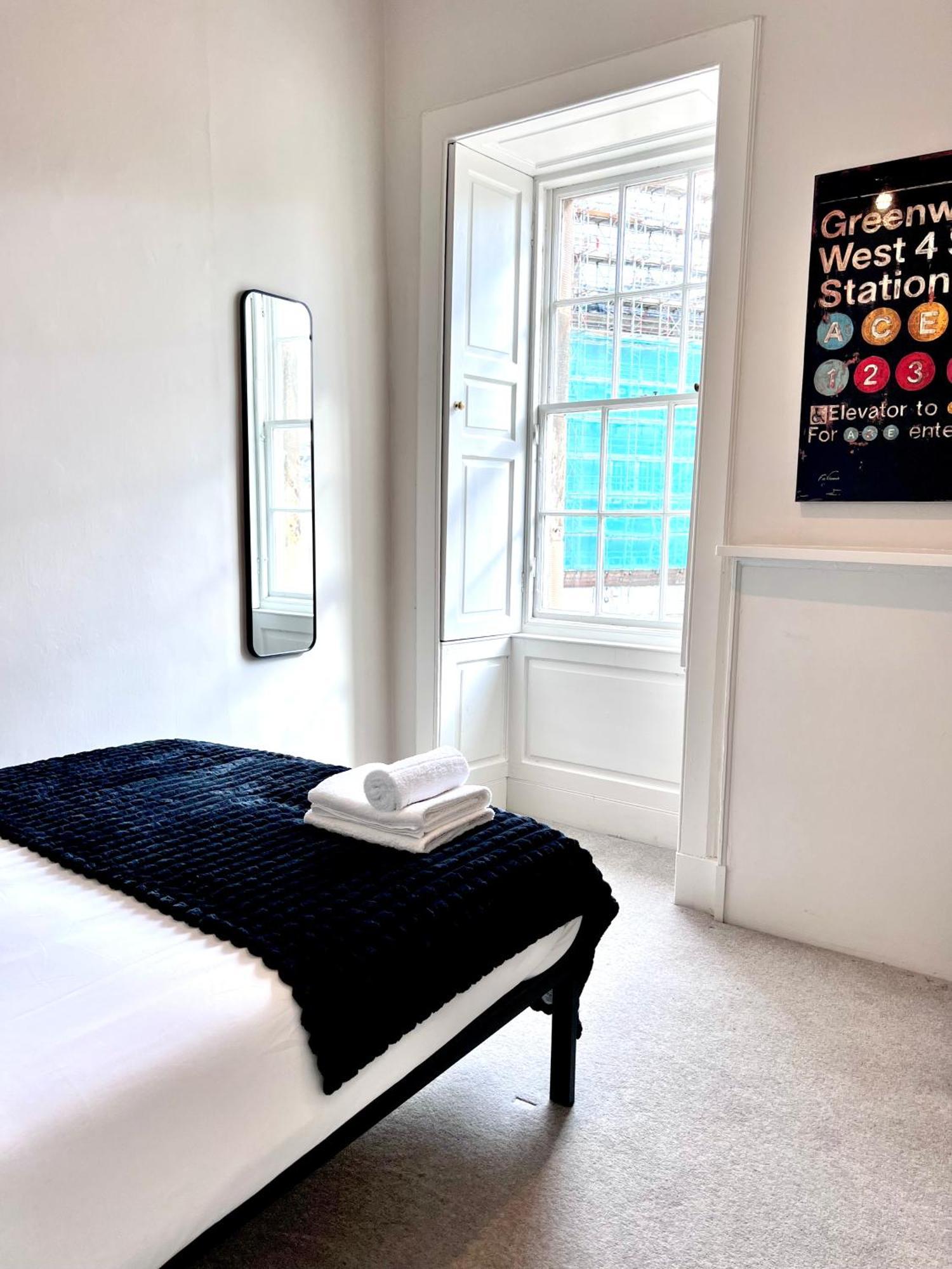 Heart Of The City- 3 Bedroom Oasis Apartment *