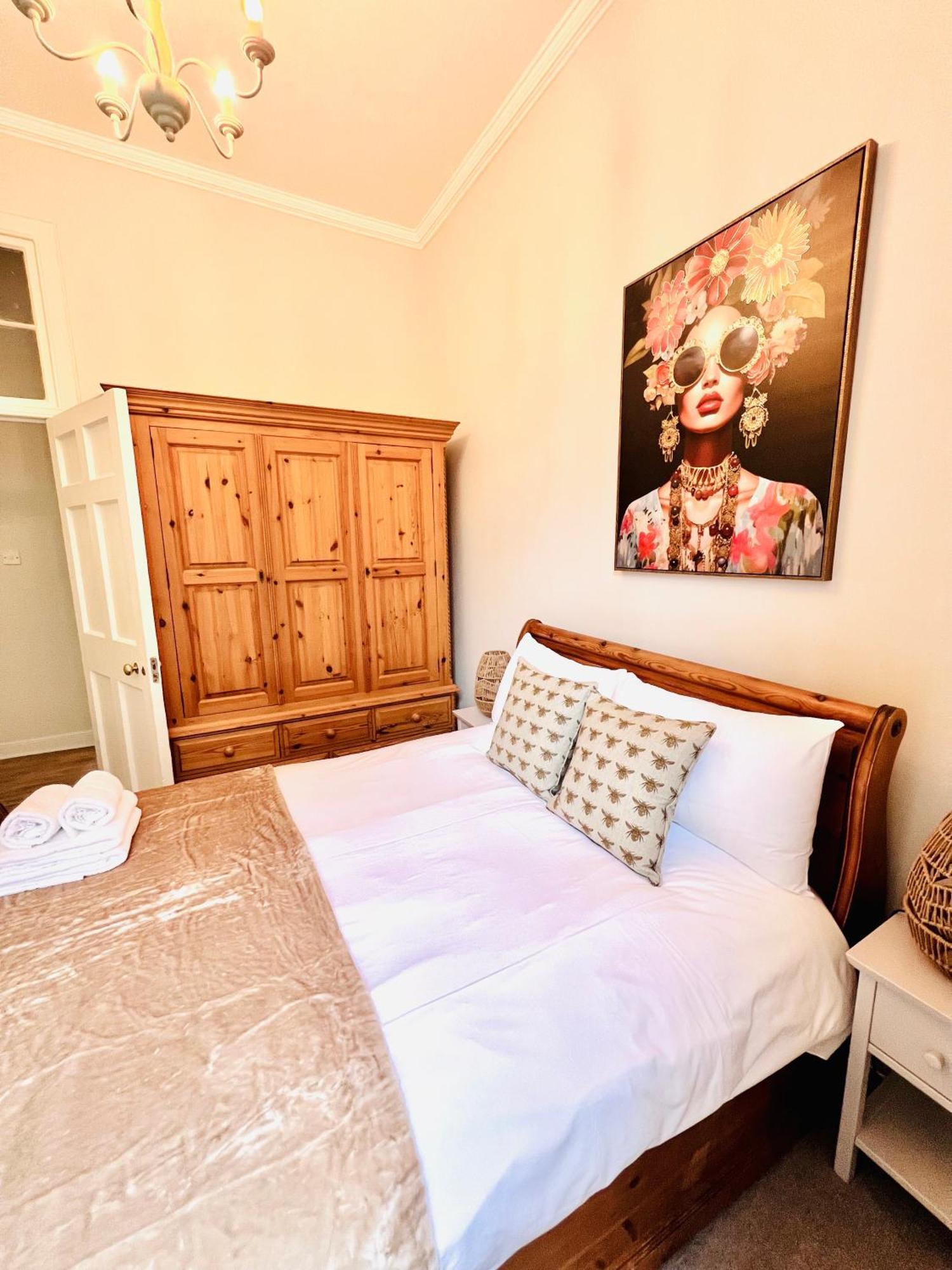 Heart Of The City- 3 Bedroom Oasis Apartment