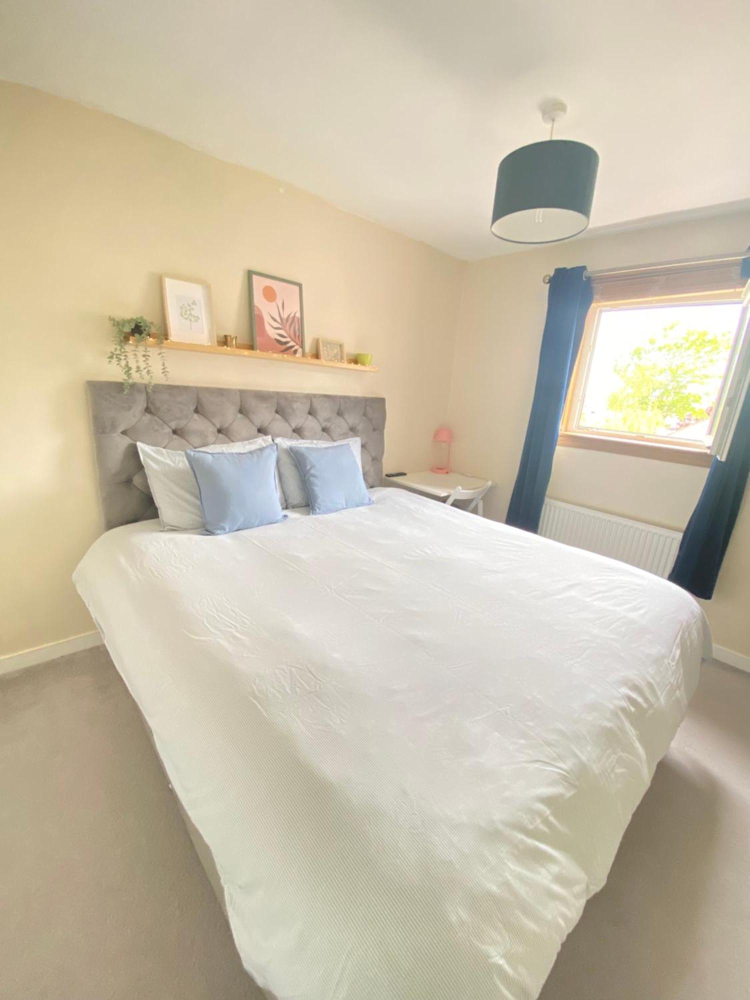 Cozy Private Bedroom In Quiet & Peaceful Location In Homestay Edinburgh