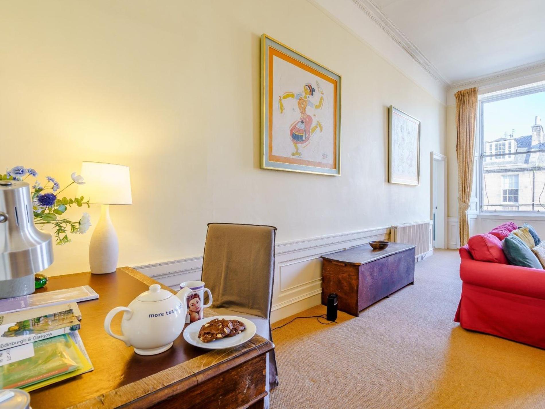 3 Bed In 79008 Edinburgh
