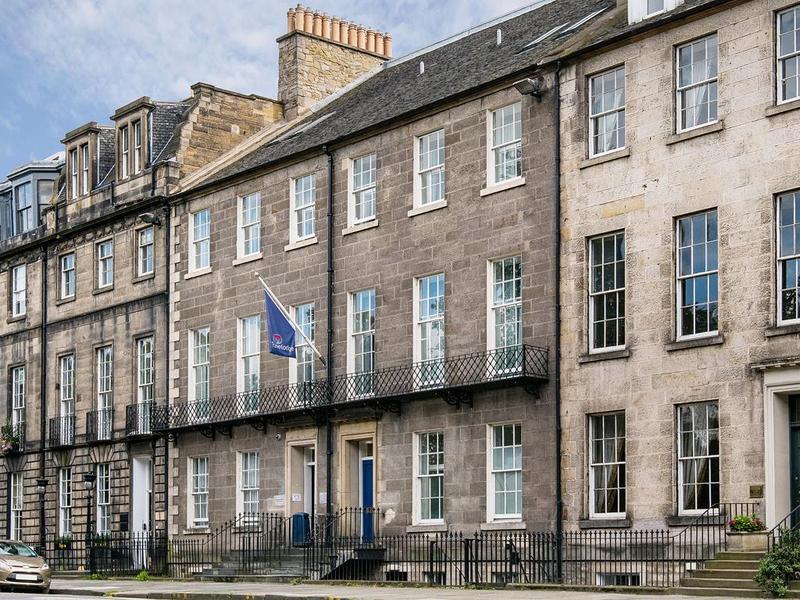 Travelodge Queen Street Hotel 3*