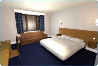 Travelodge Queen Street Hotel 3*