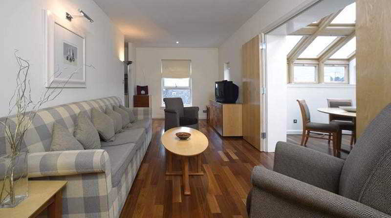 Aparthotel Holyrood 4*