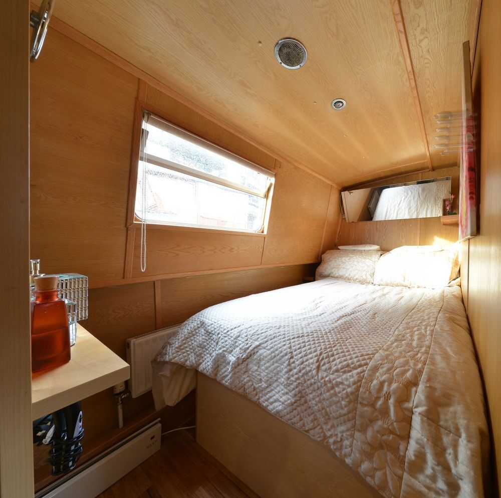 - Houseboats Botel EDI