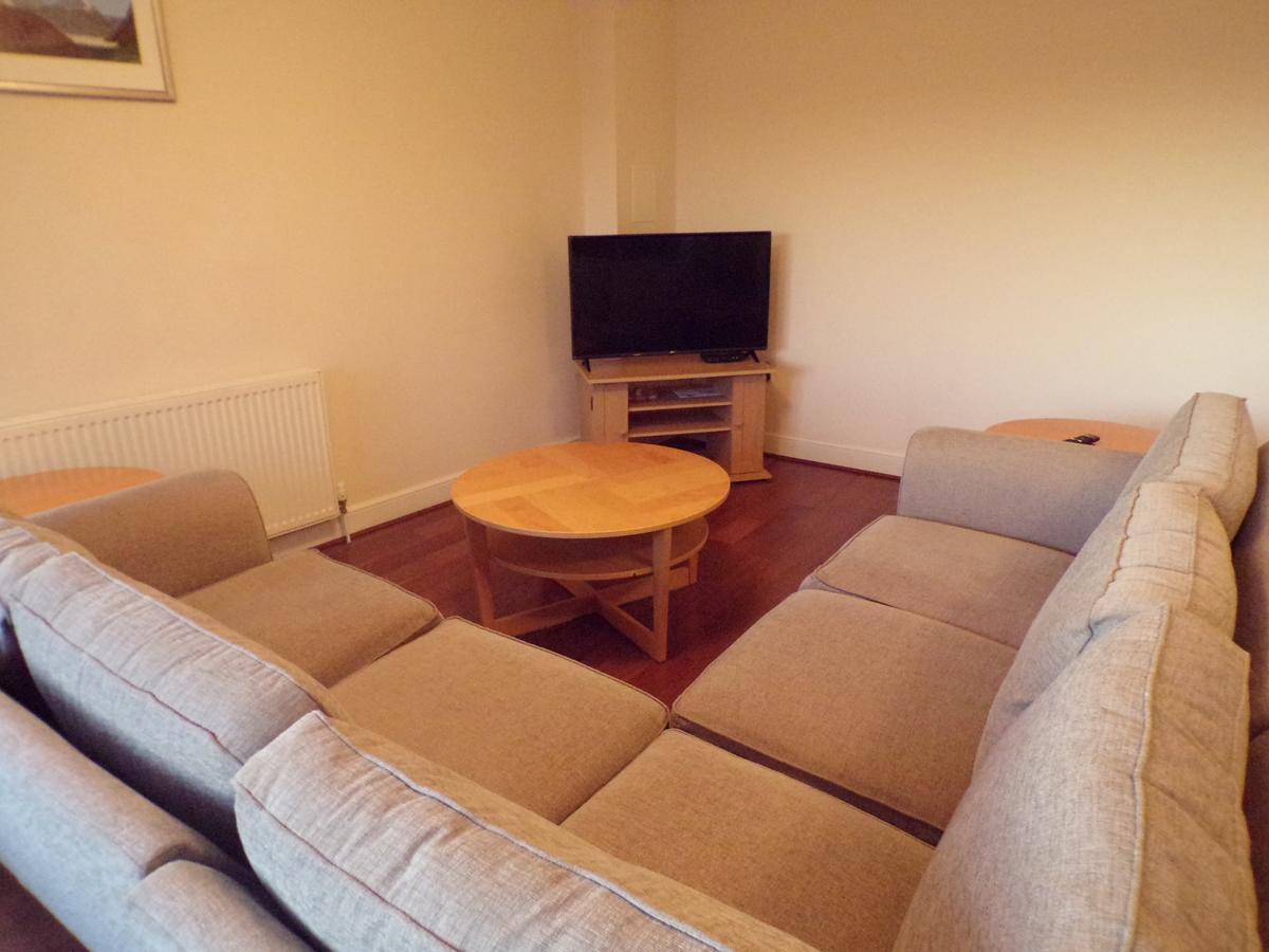 3 Bedroom Penthouse With Rooftop / Balcony & Parking