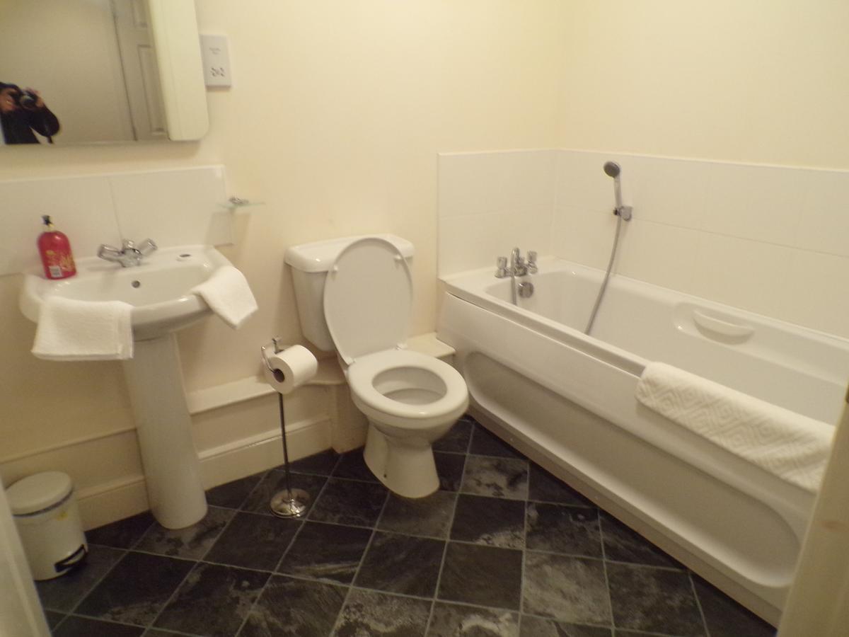 Apartment 3 Bedroom Penthouse With Rooftop / Balcony & Parking *
