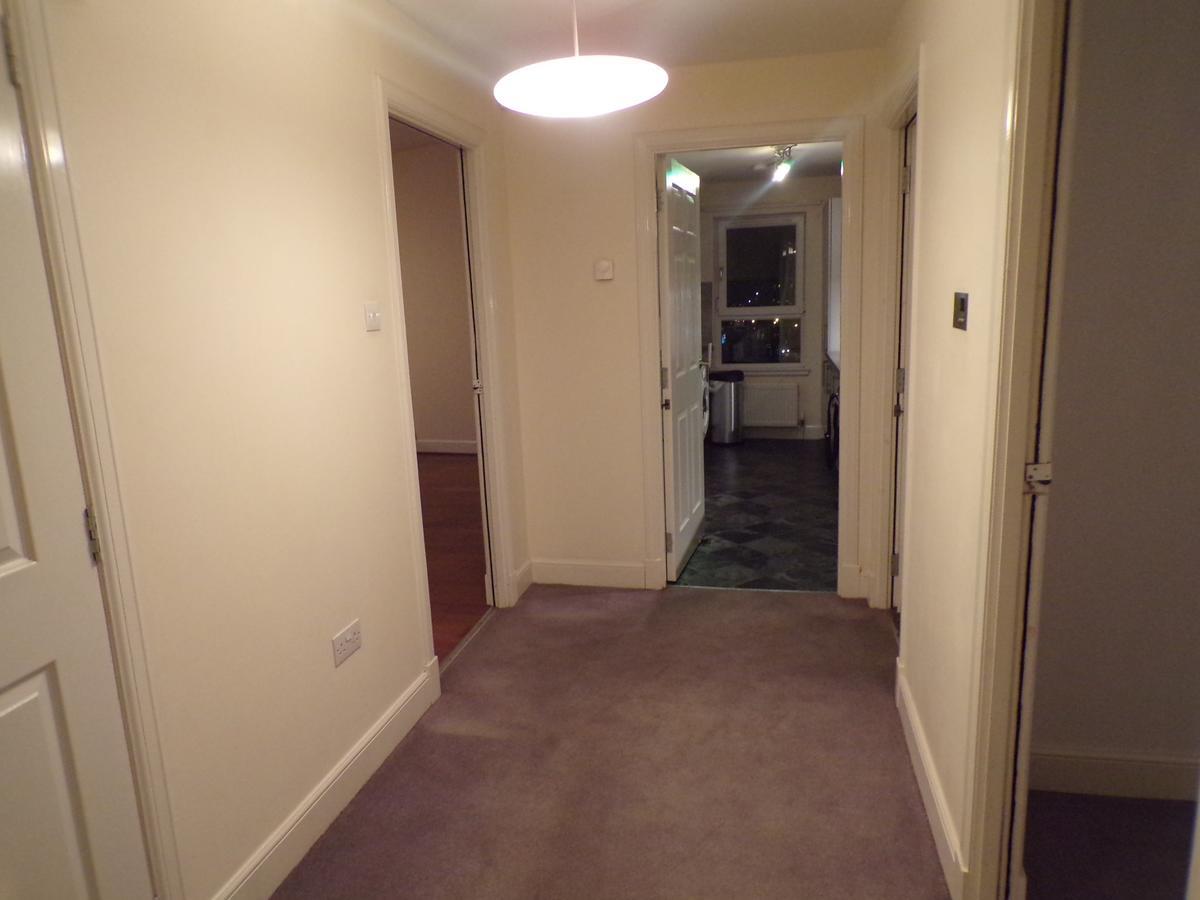 Apartment 3 Bedroom Penthouse With Rooftop / Balcony & Parking