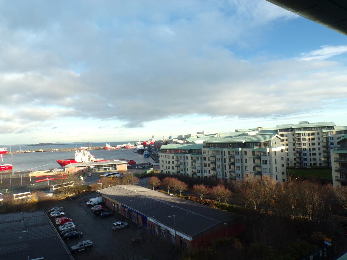 3 Bedroom Penthouse With Rooftop / Balcony & Parking Apartment *