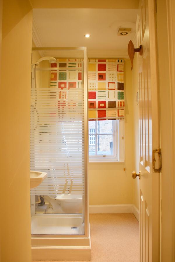 2 Bedroom Flat In Newtown, *