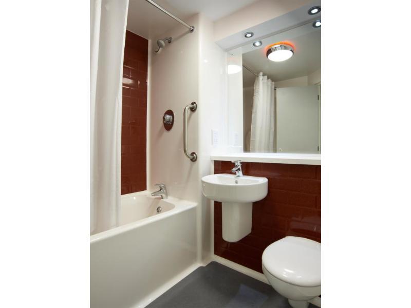 Travelodge Queen Street 3*