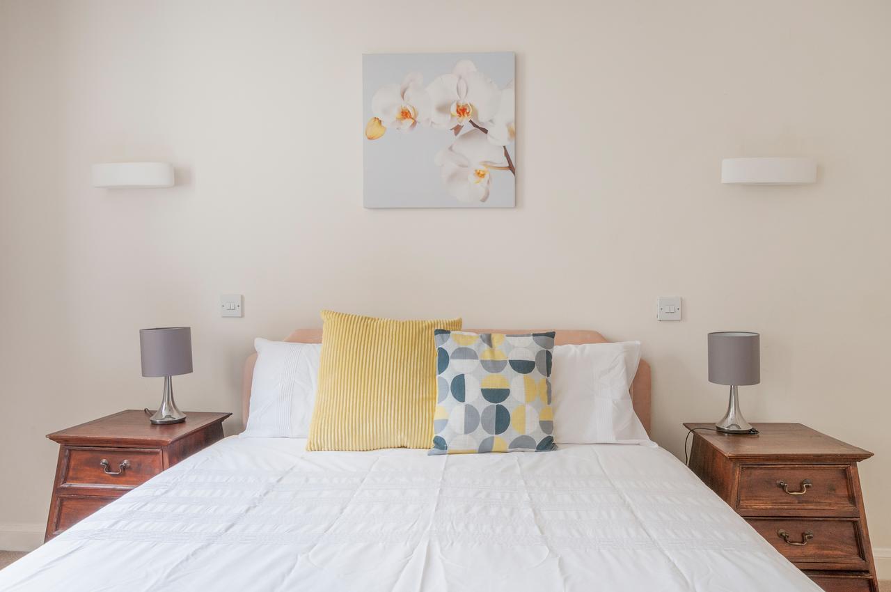 Stunning 2 Bed Near Haymarket With Pool Apartment *