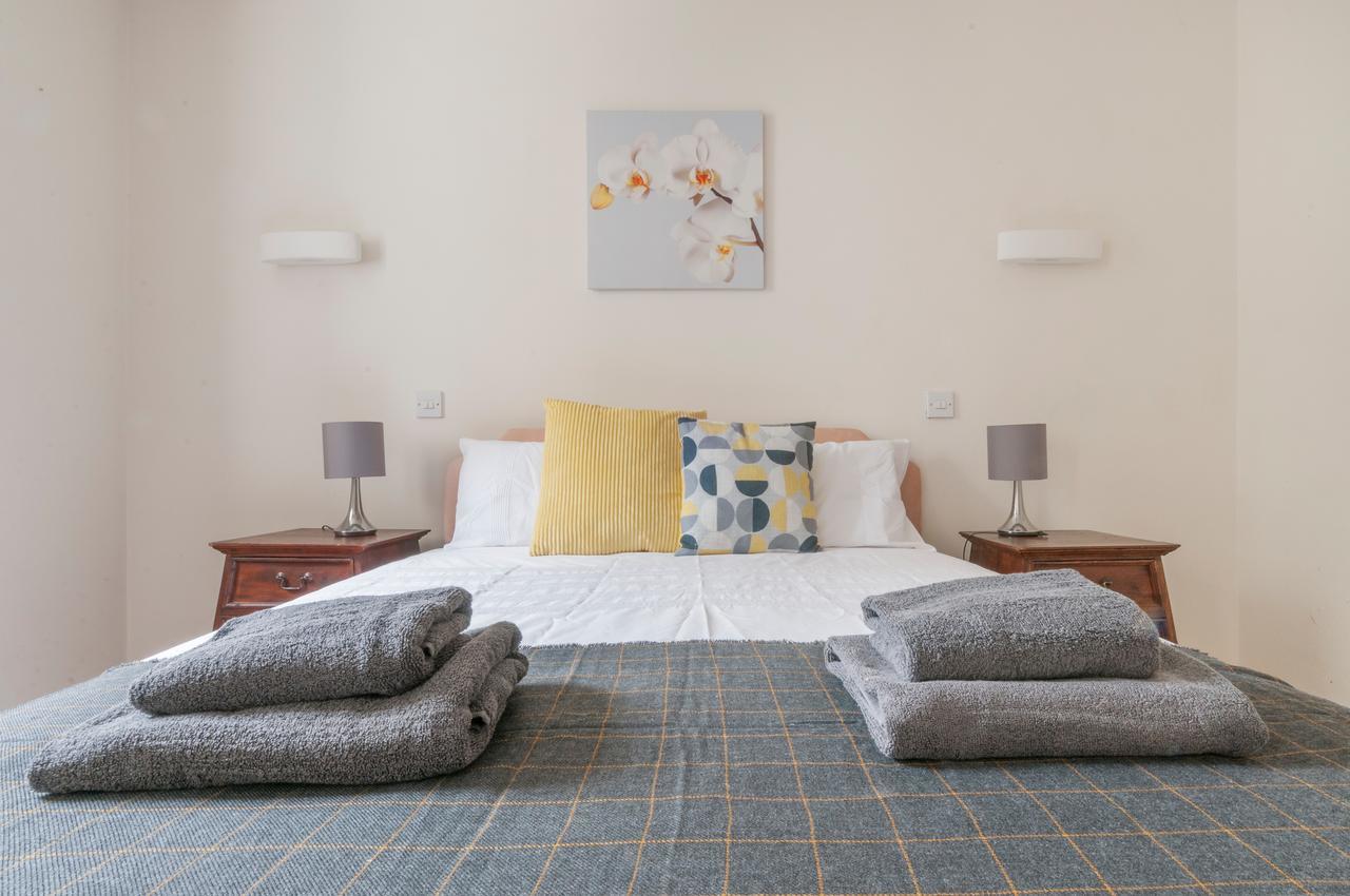 Stunning 2 Bed Near Haymarket With Pool Apartment *