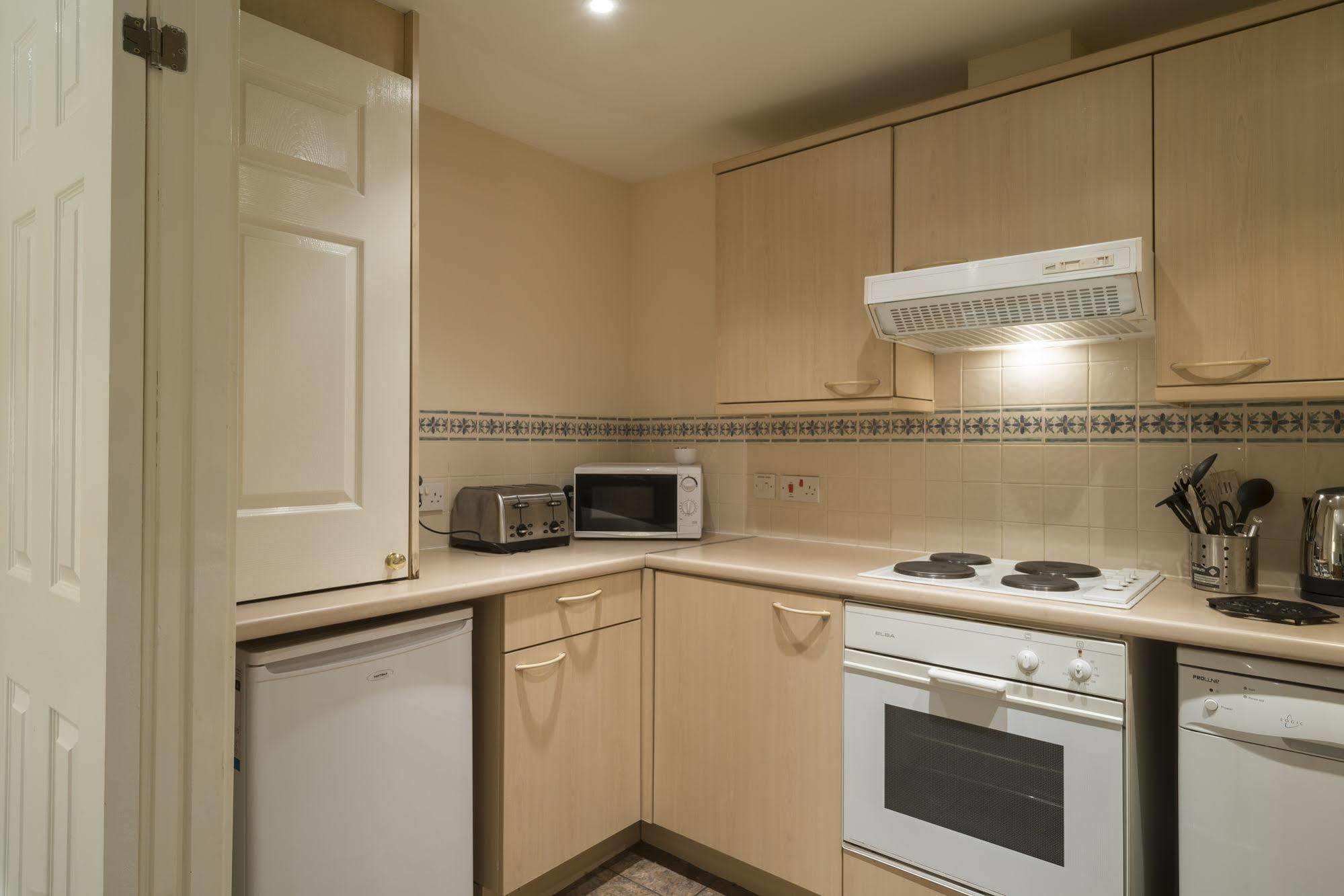Aparthotel Fountain Court - Grove 4*