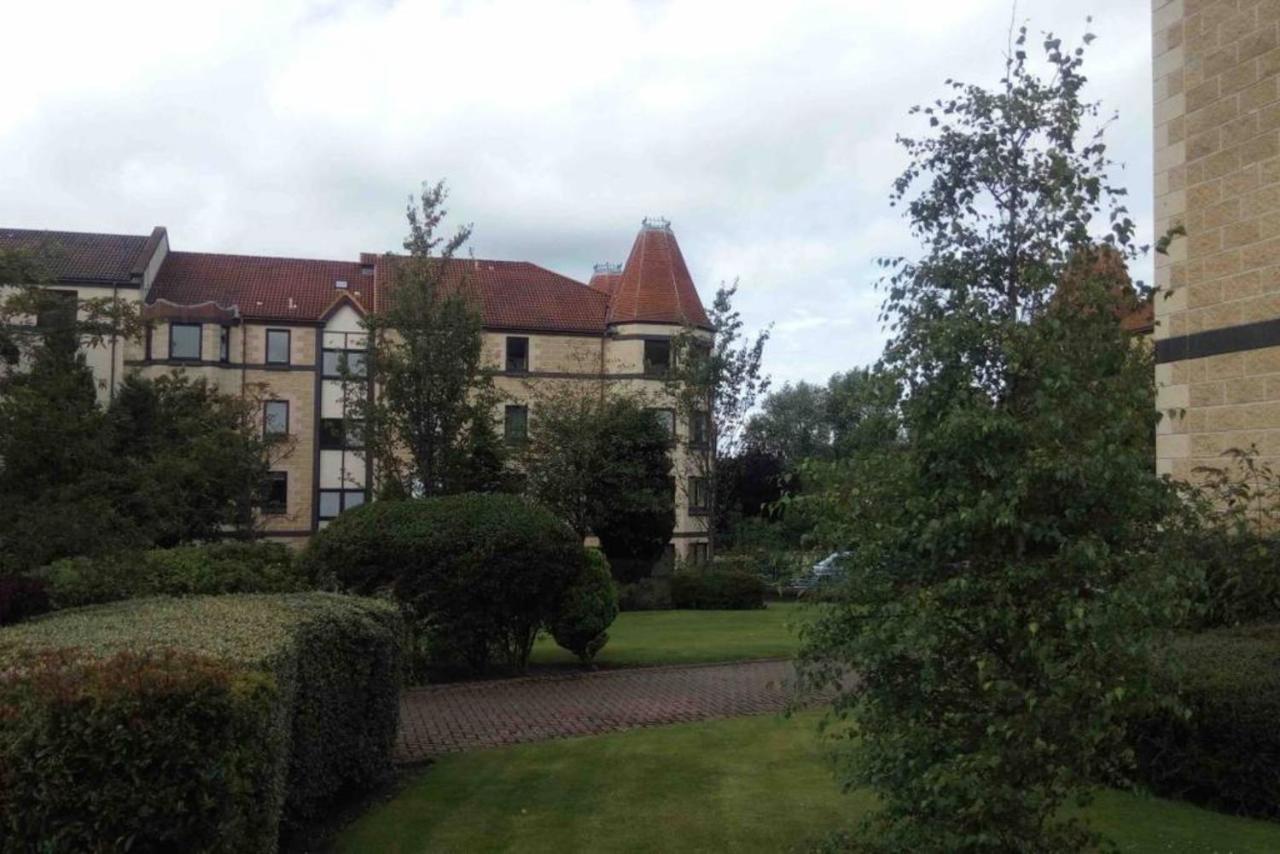 2 Bedroom Flat By Harrison Park