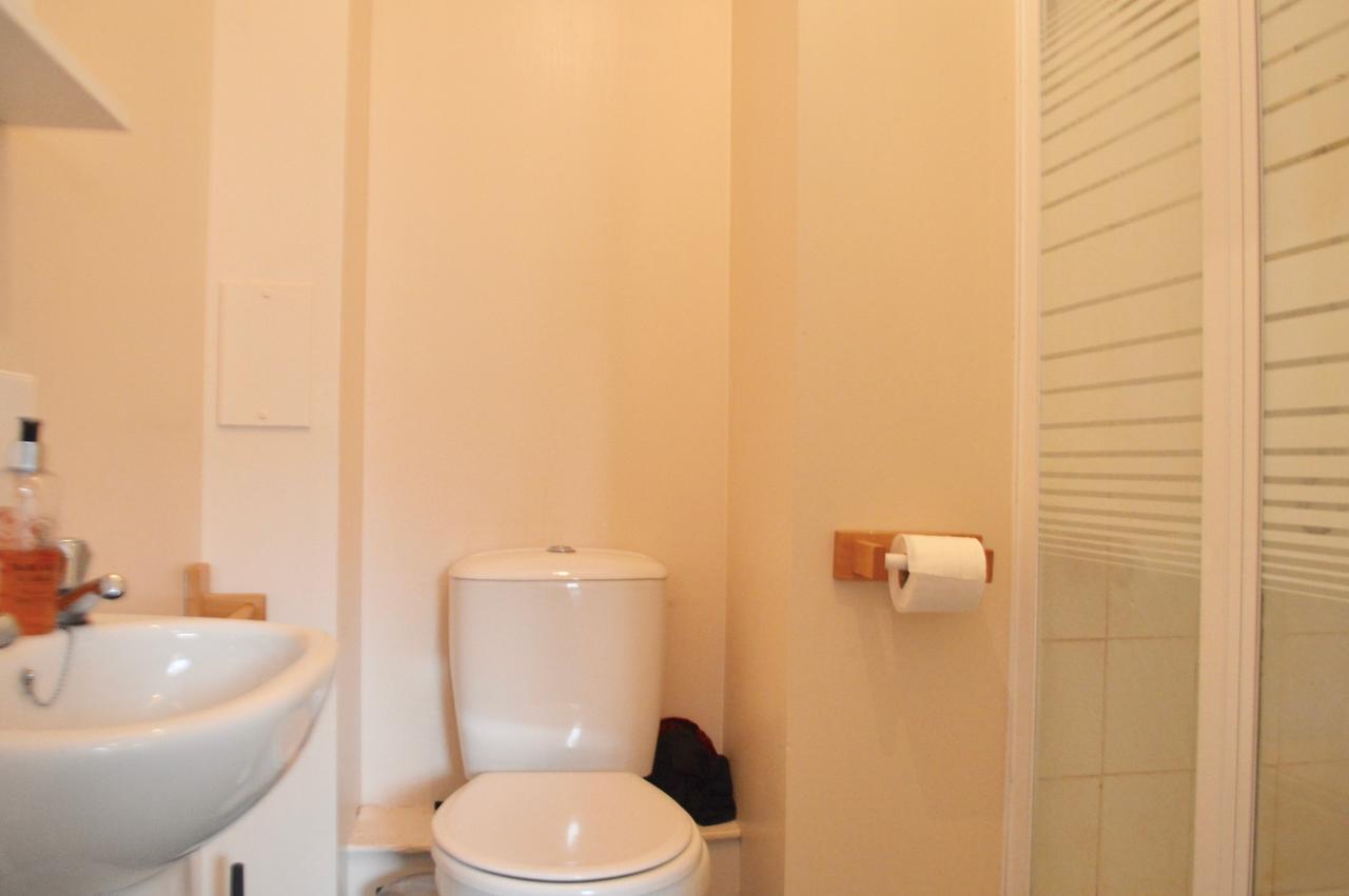 Apartment 2 Bedroom Flat By Harrison Park *
