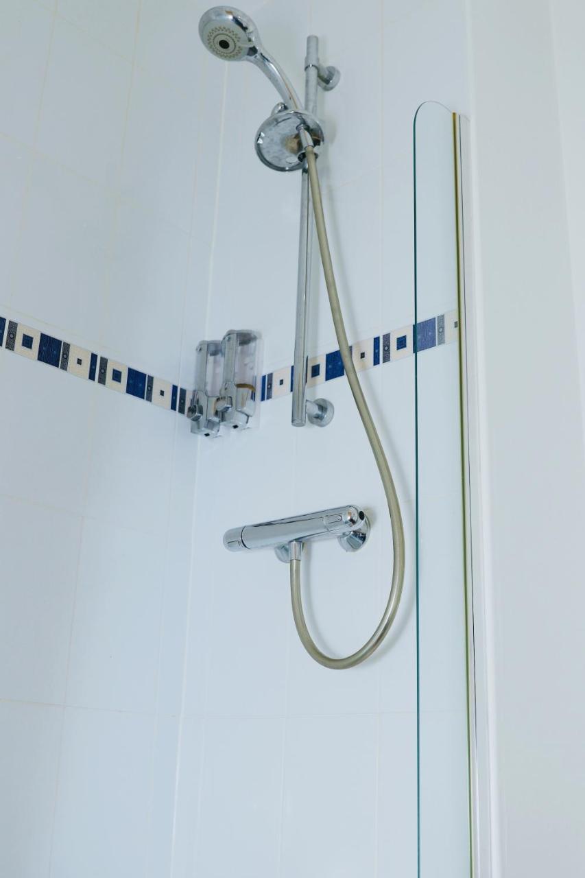 Apartment On Drybrough Crescent 3/6 *
