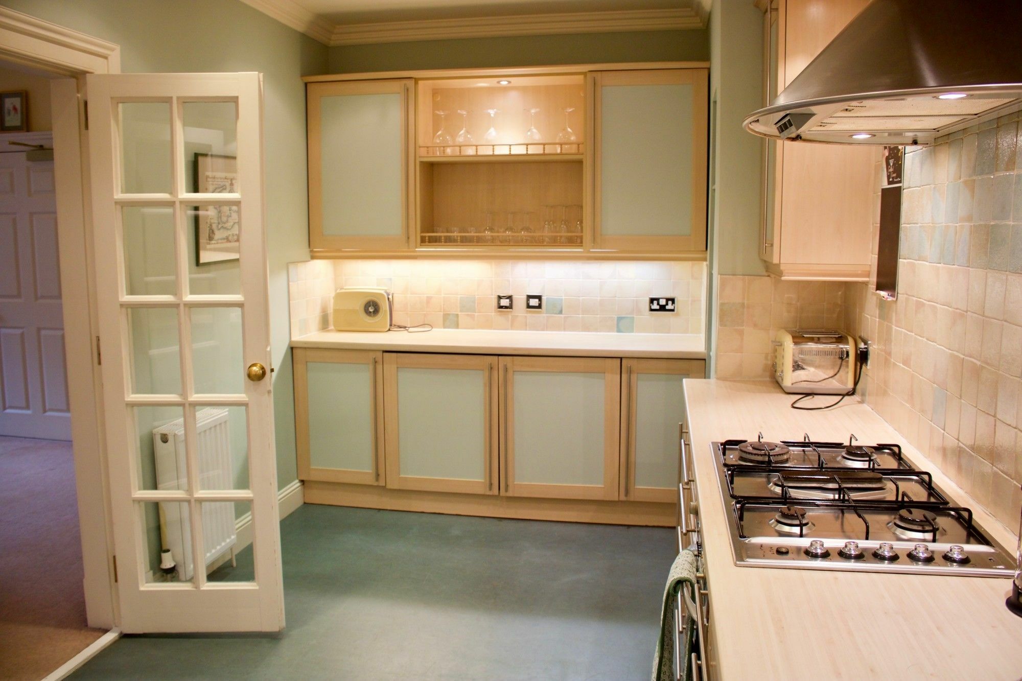 2 Bedroom Flat In Newtown, Apartment *