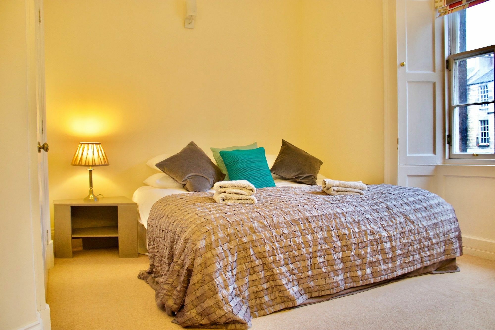 2 Bedroom Flat In Newtown, Apartment *
