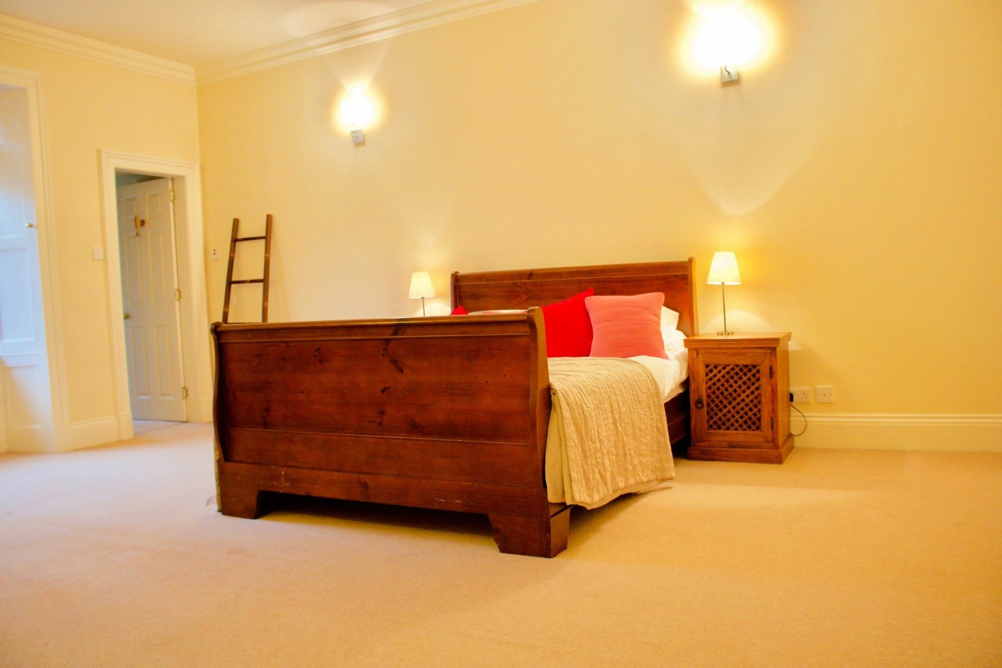 Apartment 2 Bedroom Flat In Newtown, Edinburgh