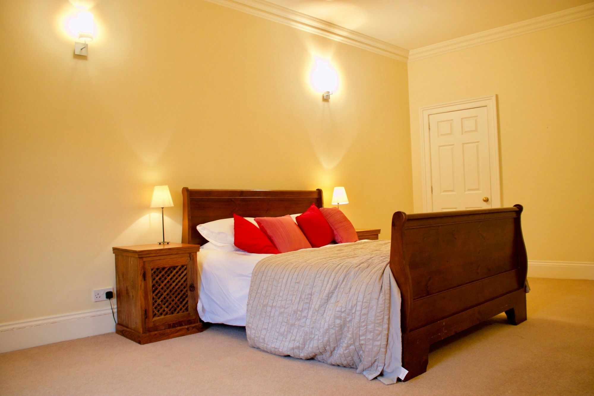 2 Bedroom Flat In Newtown, Apartment *