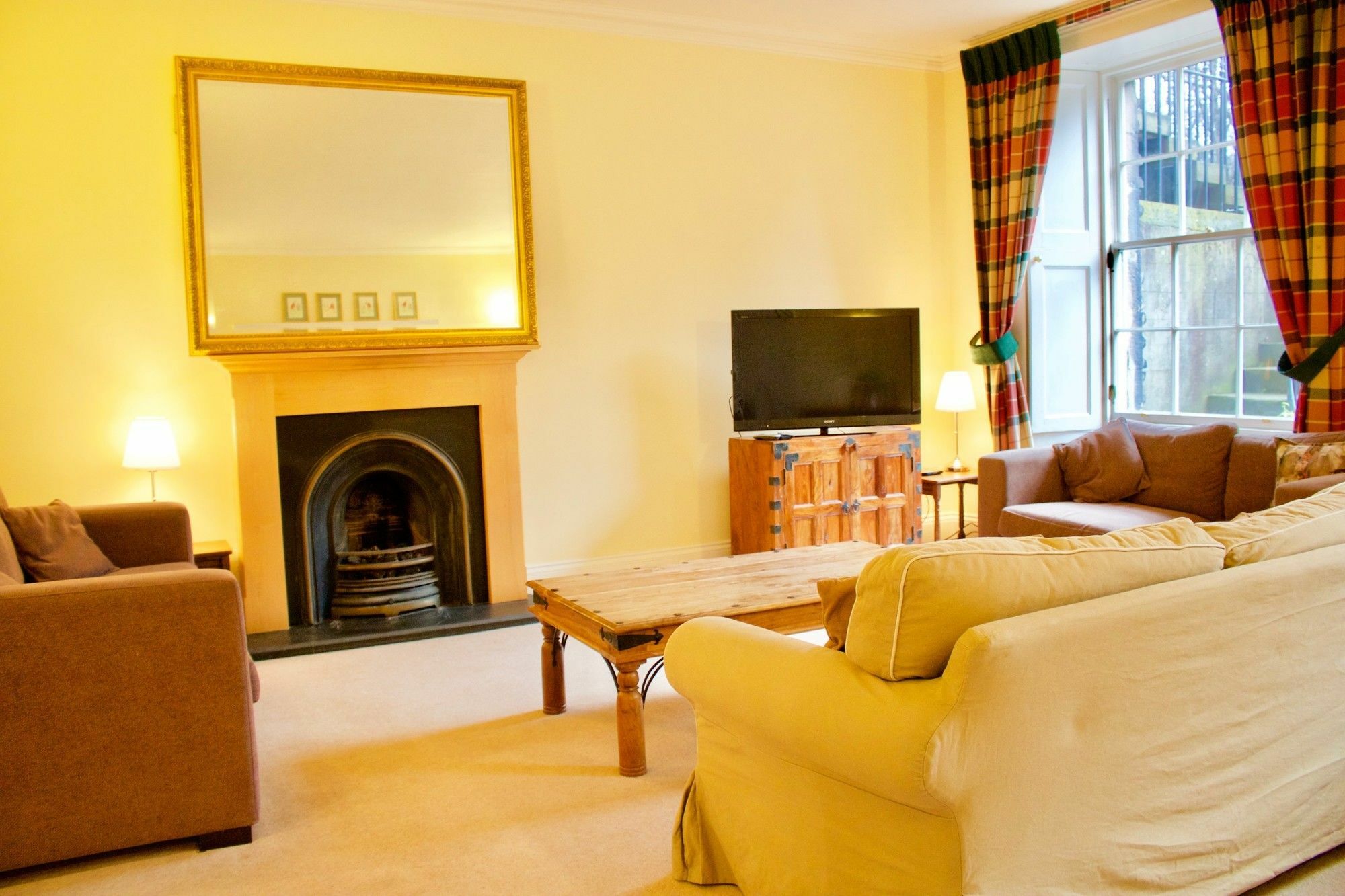 2 Bedroom Flat In Newtown, Apartment
