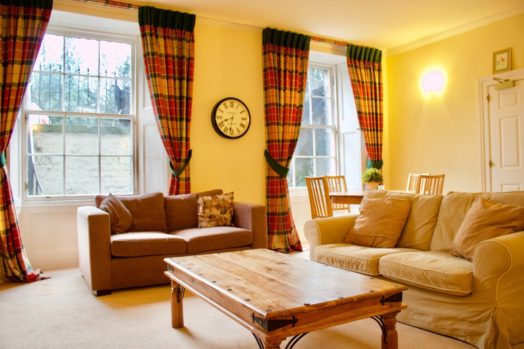 2 Bedroom Flat In Newtown, Apartment Edinburgh