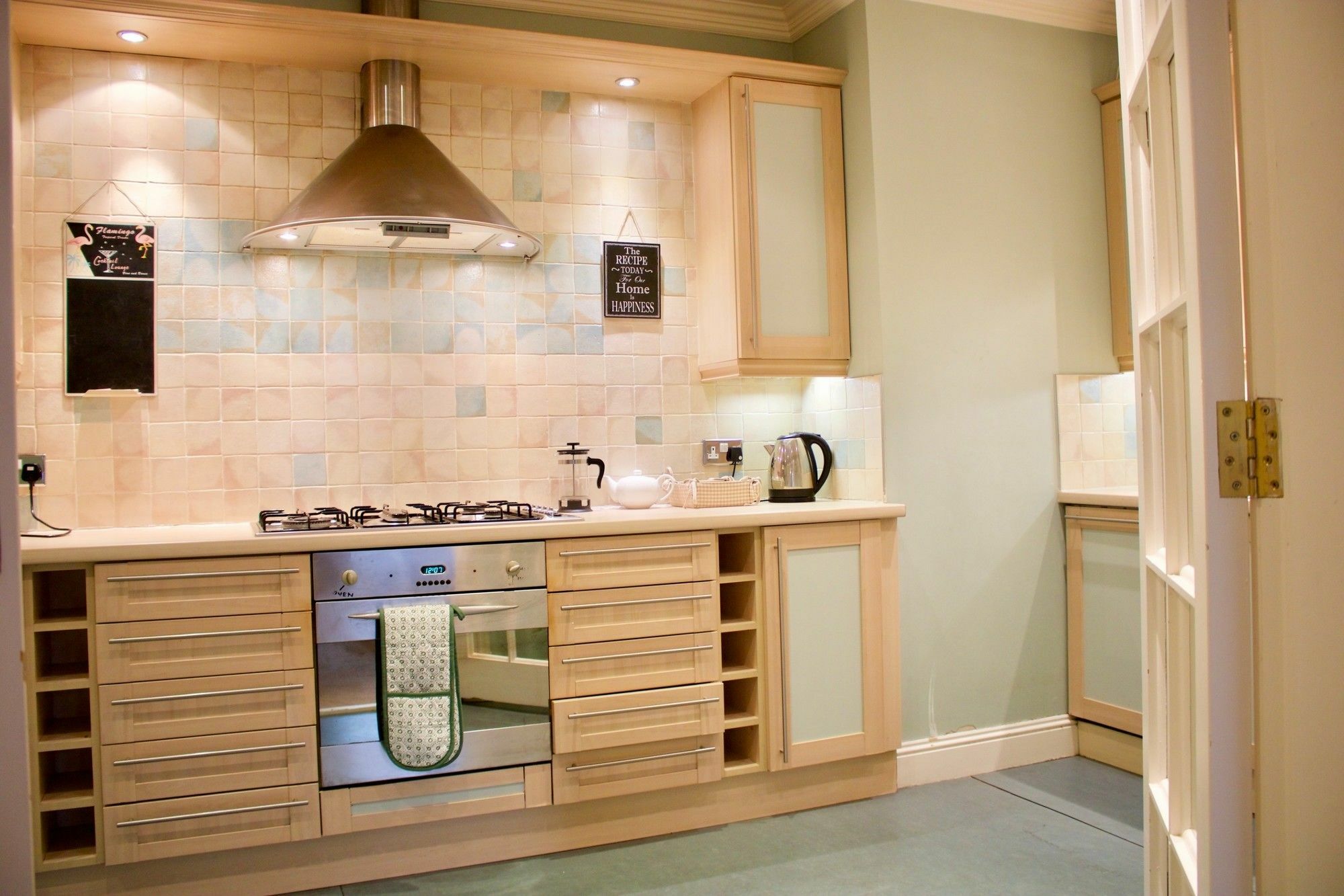 2 Bedroom Flat In Newtown, *