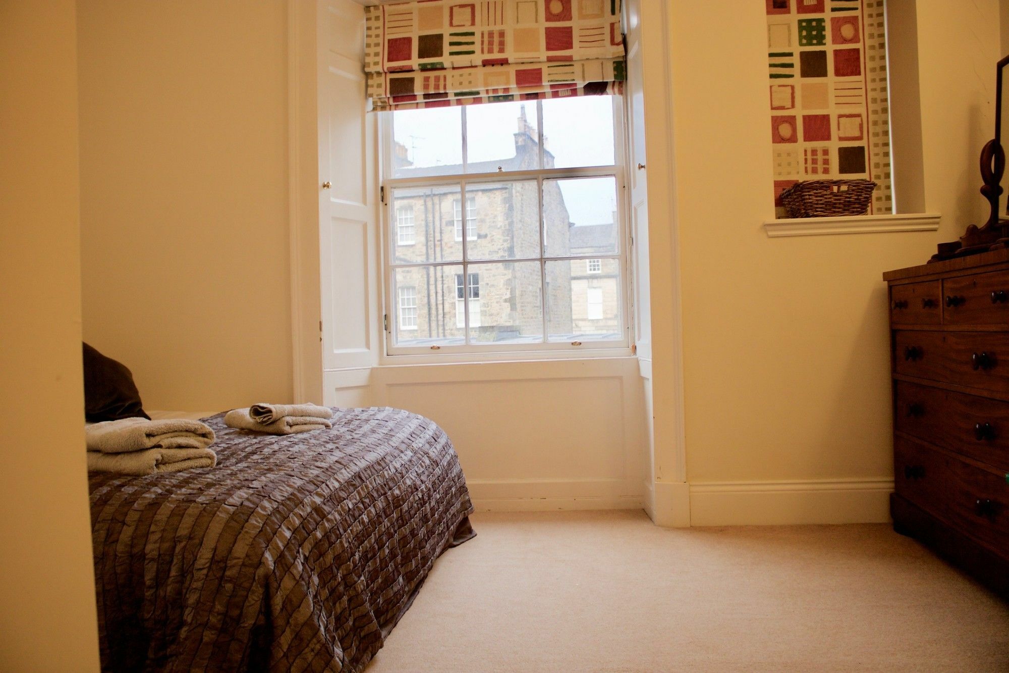 2 Bedroom Flat In Newtown, Edinburgh