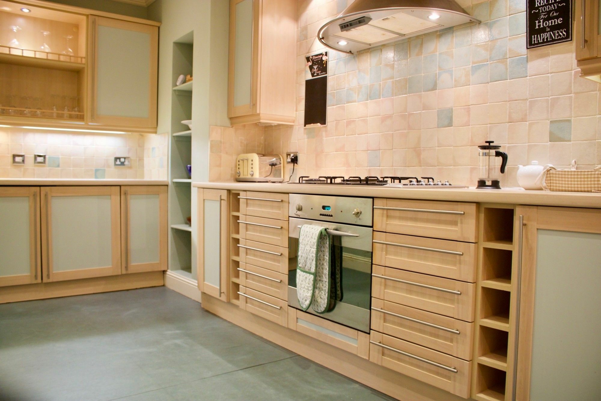 2 Bedroom Flat In Newtown,