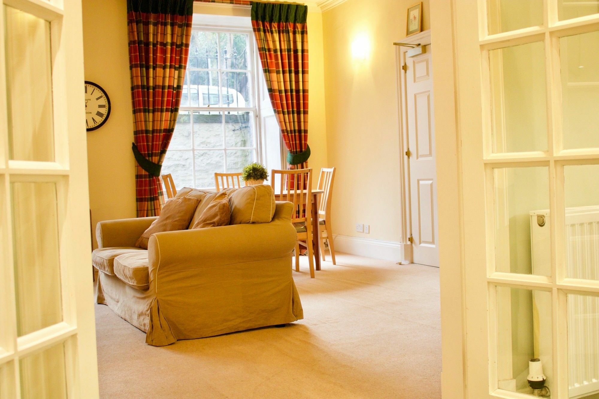 2 Bedroom Flat In Newtown, Apartment