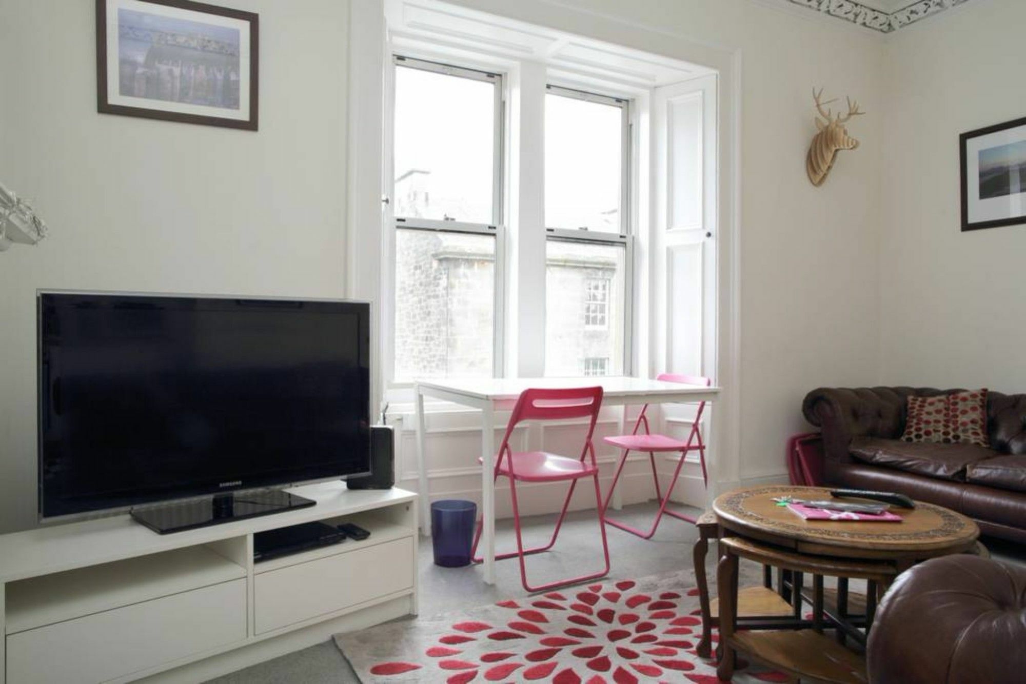 Modern And Colourful Flat By The Castle Apartment *