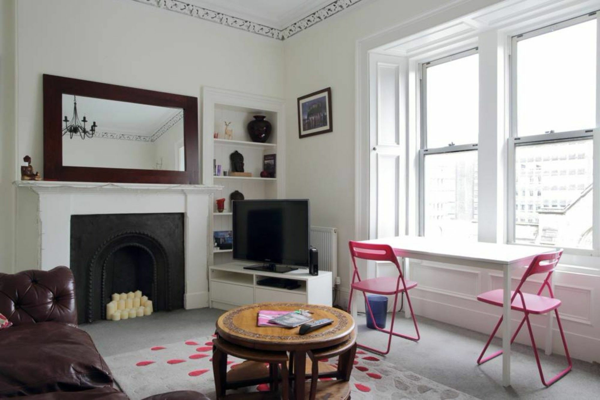Modern And Colourful Flat By The Castle Edinburgh