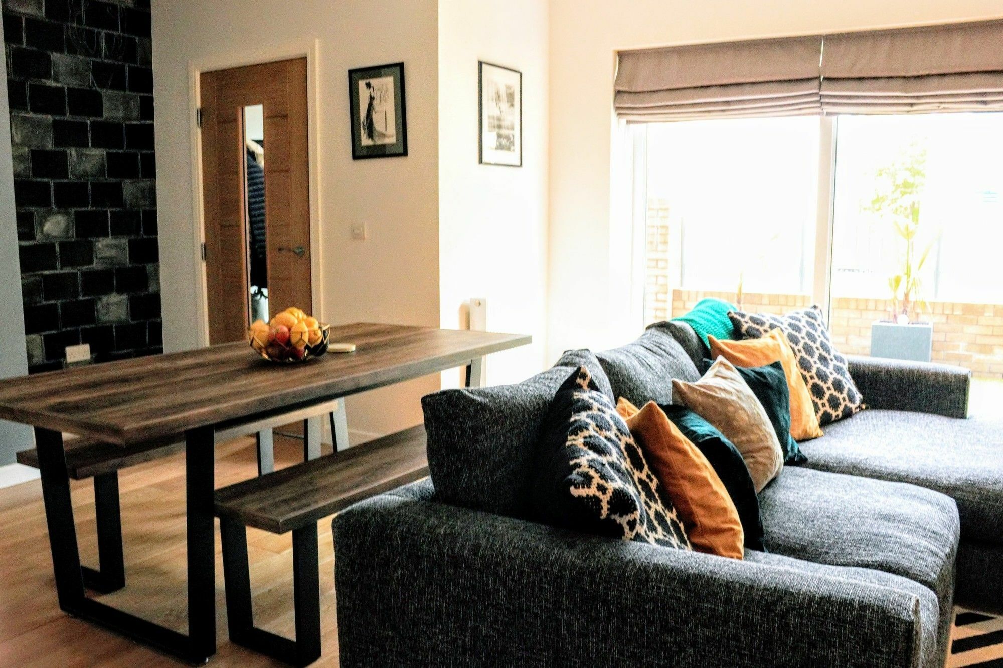 Apartment Contemporary With Garden
