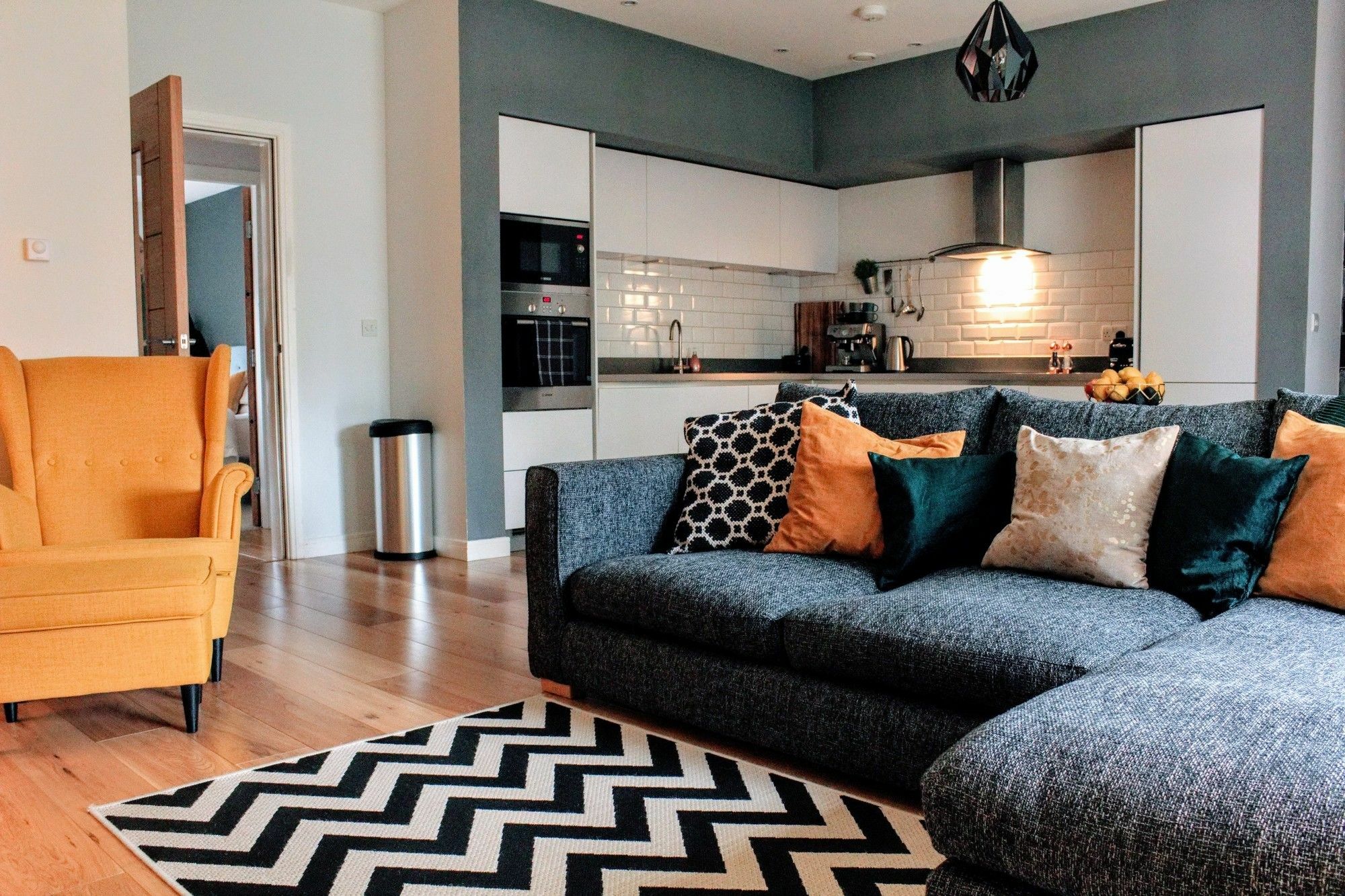 Apartment Contemporary With Garden