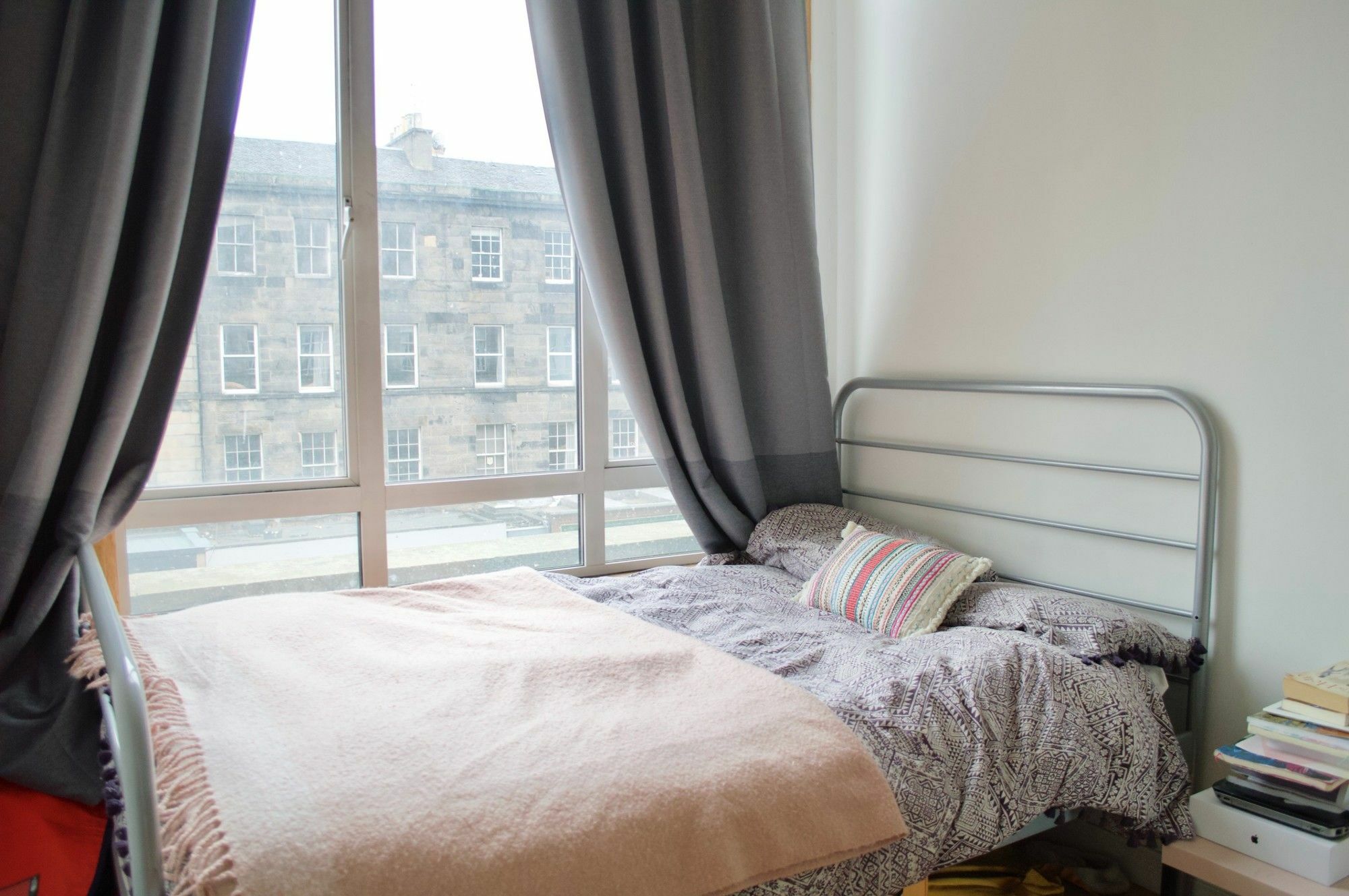 Two Bedroom Flat In Apartment Edinburgh