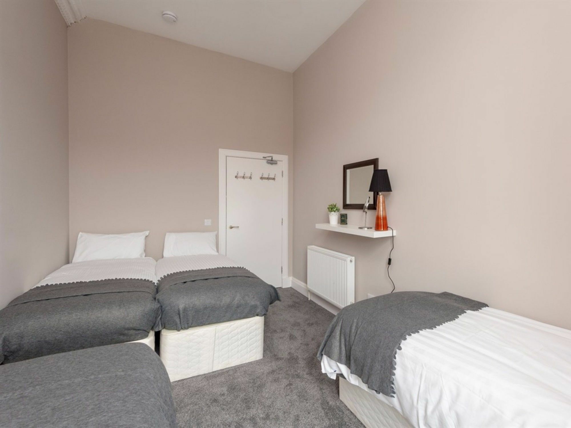 Cornerstone Apartment *