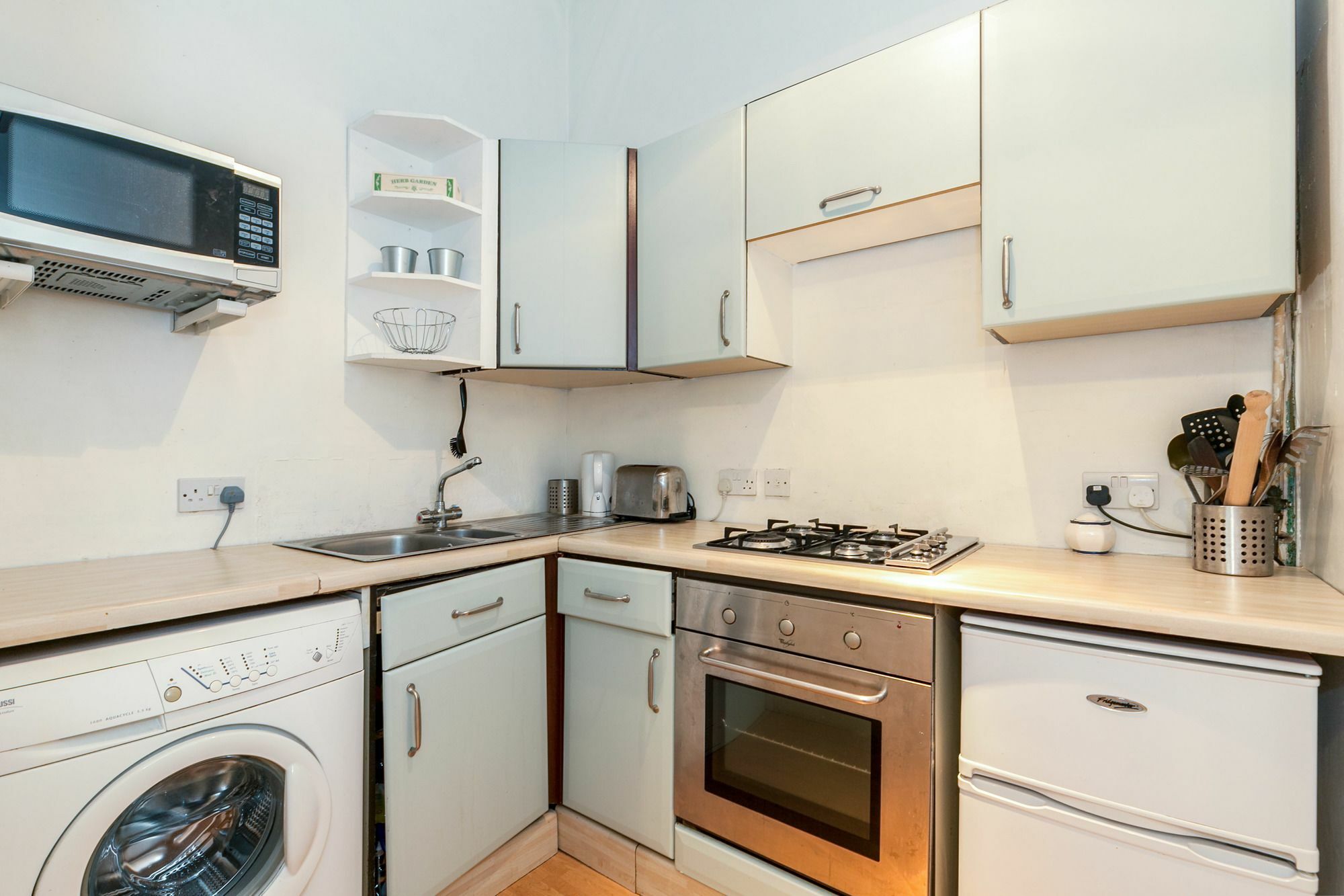 Scottish - Edina Place Apartment