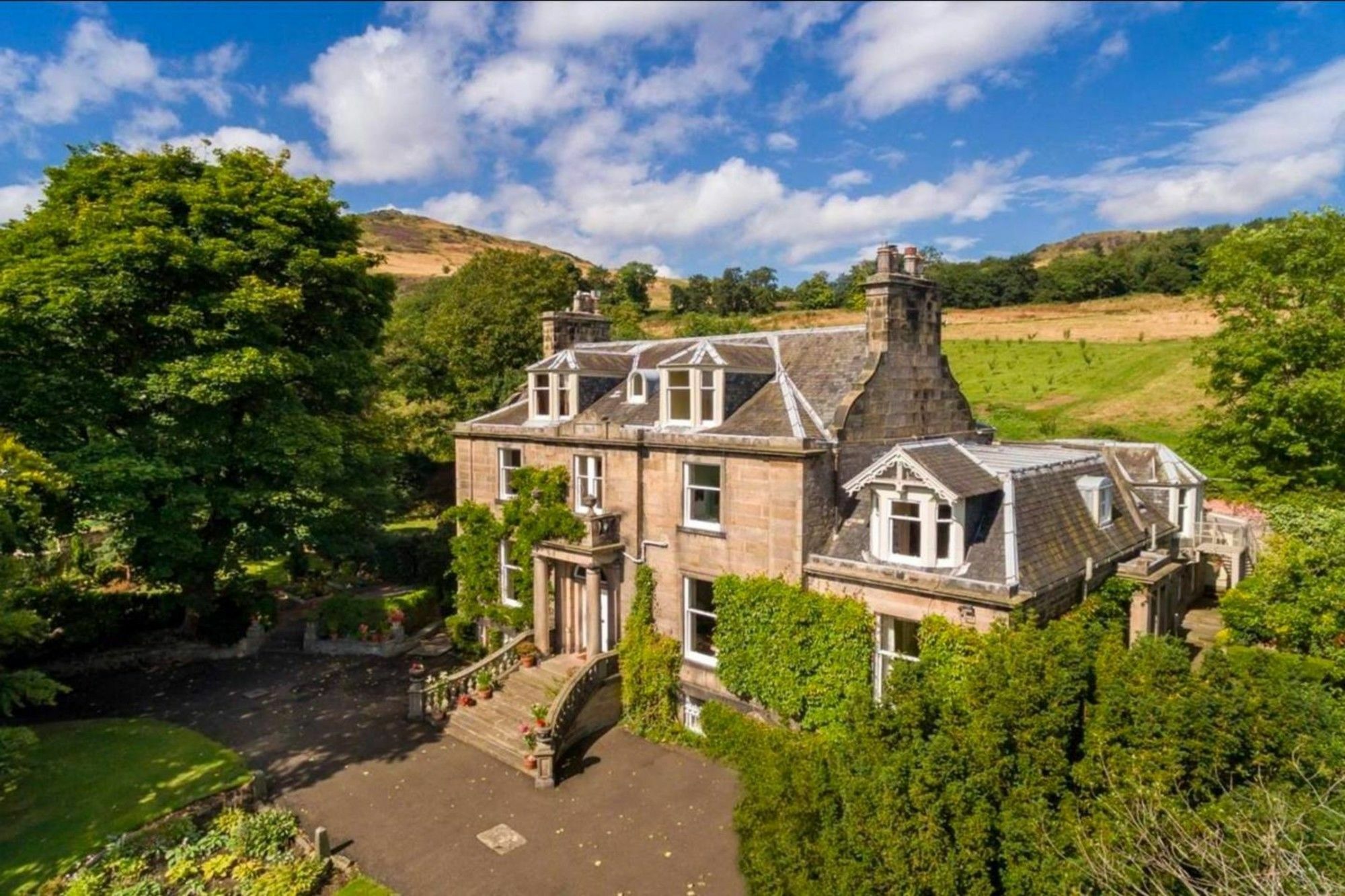 3 Bedroom Flat In Duddingston Village Apartment