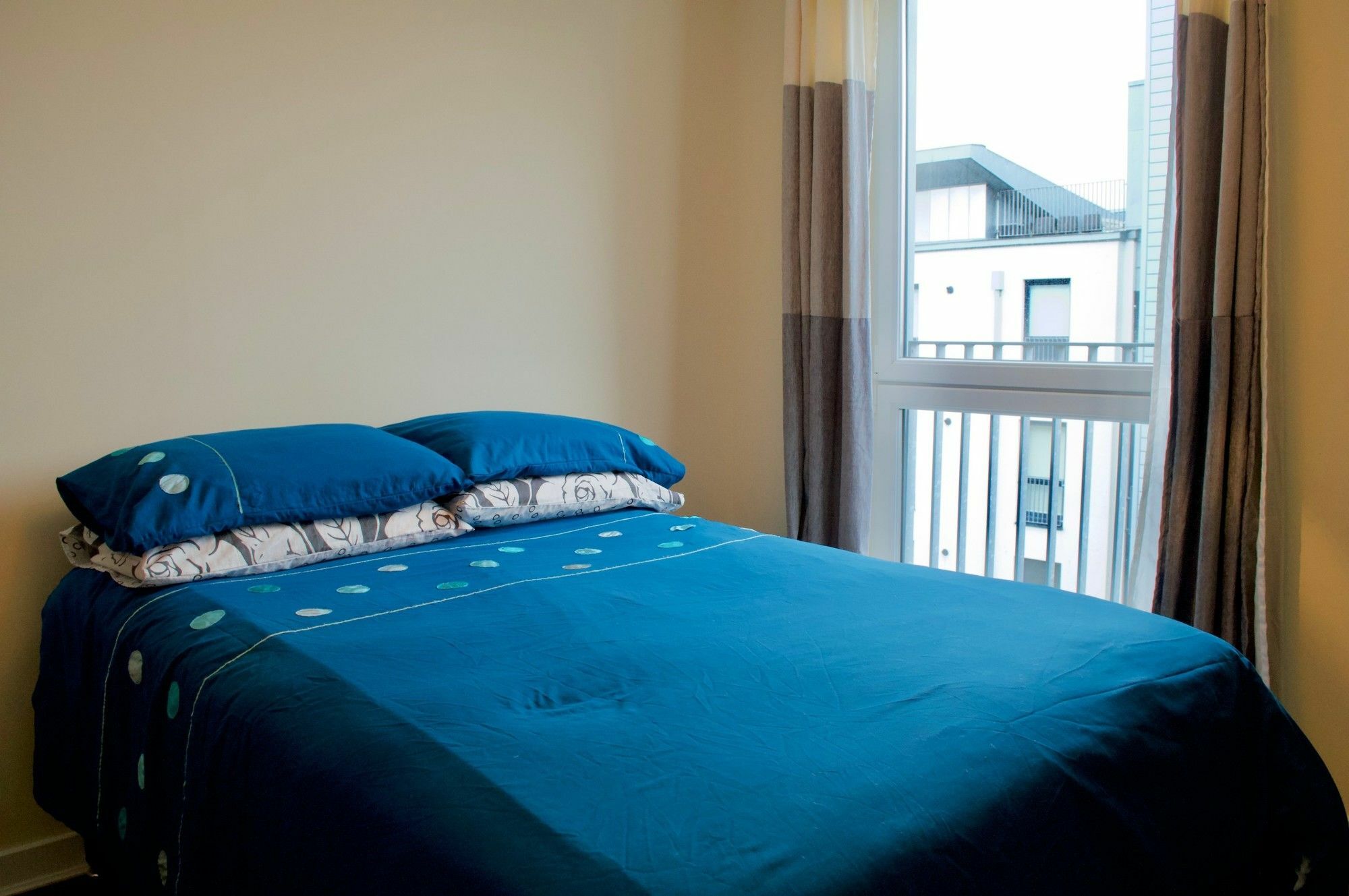 Large And Modern 2 Bed 2 Bath Apartment Edinburgh