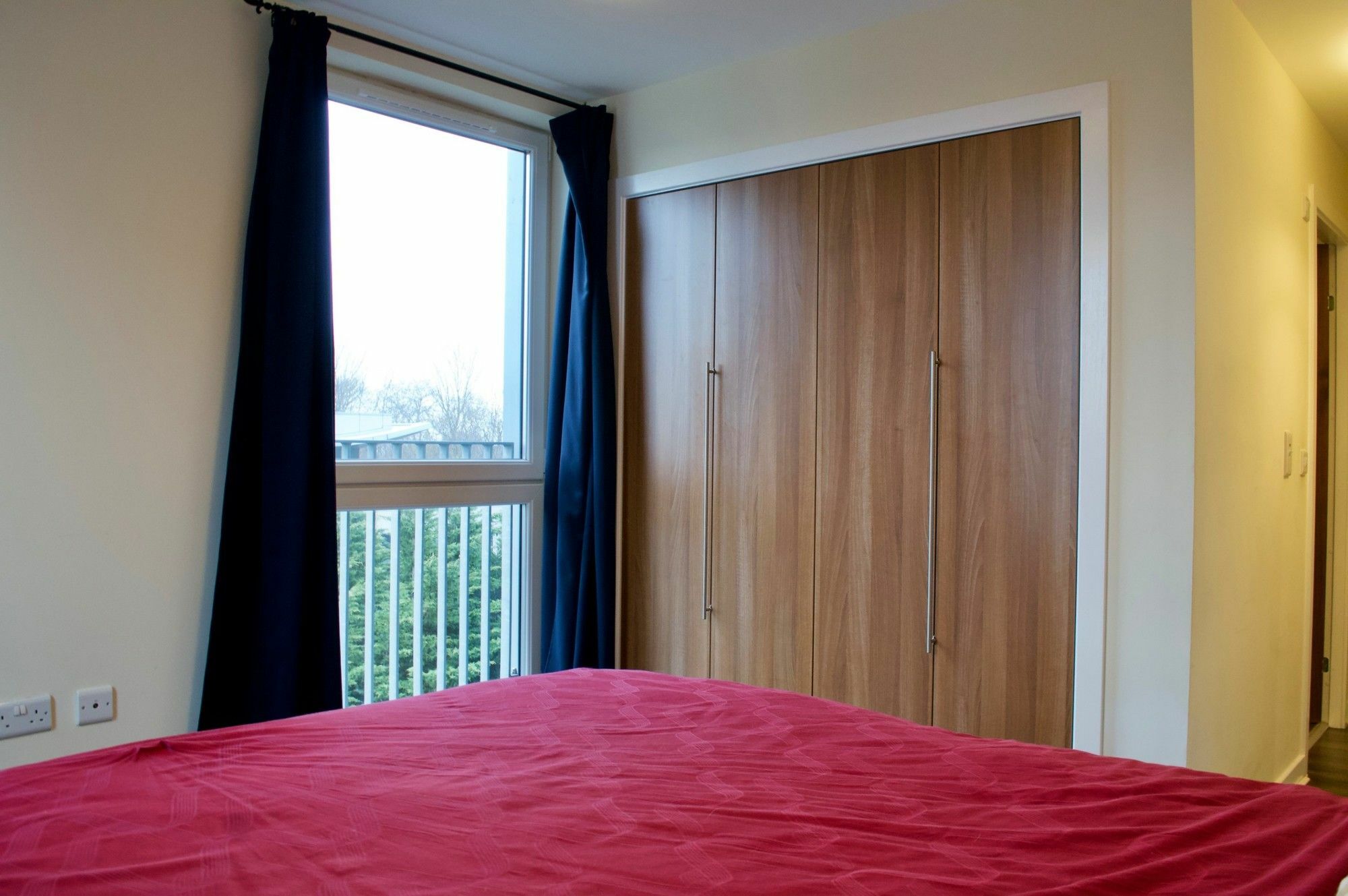 Large And Modern 2 Bed 2 Bath Apartment *