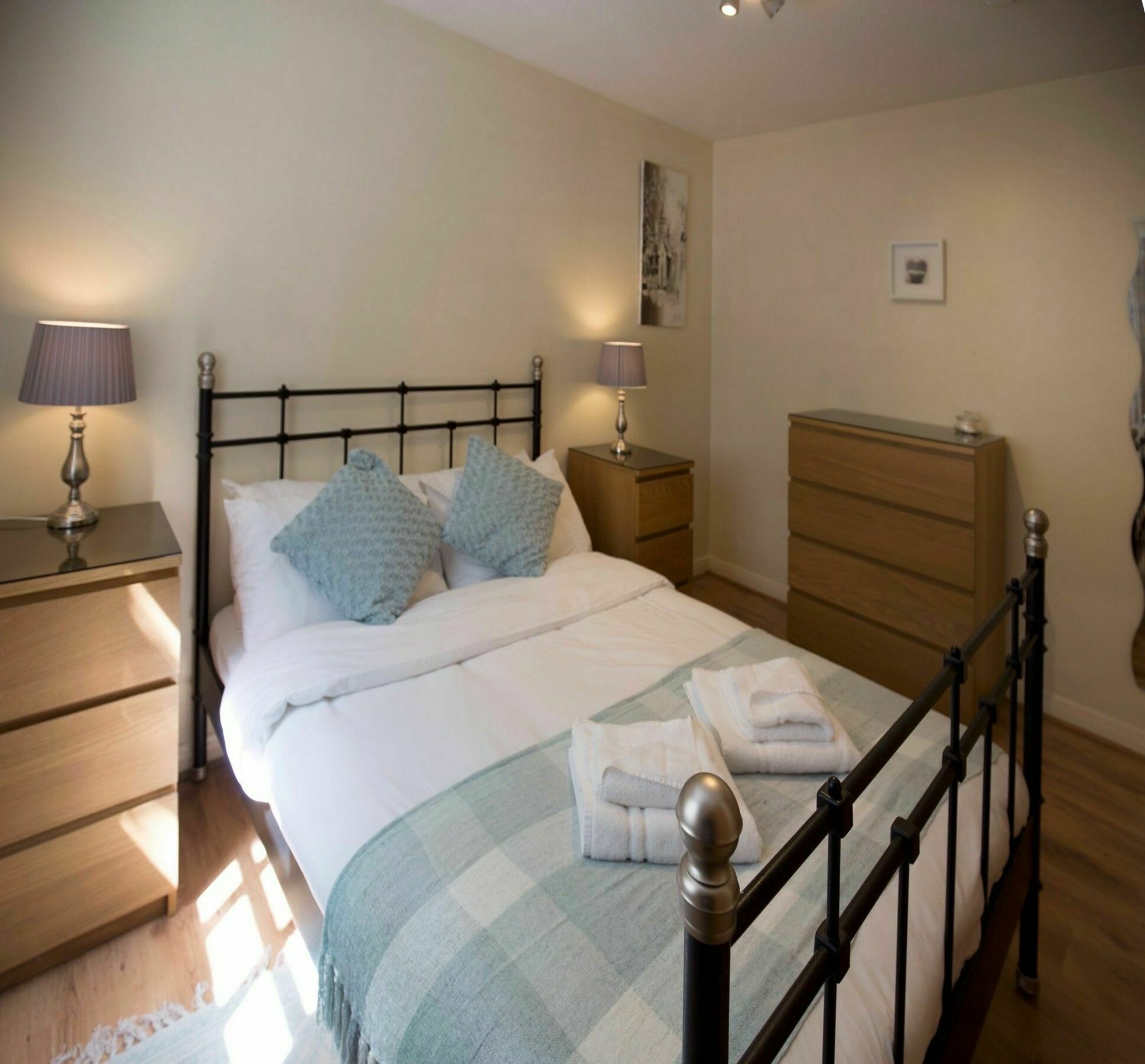 2 Bedroom Meadows Flat Sleeps 4 Apartment *